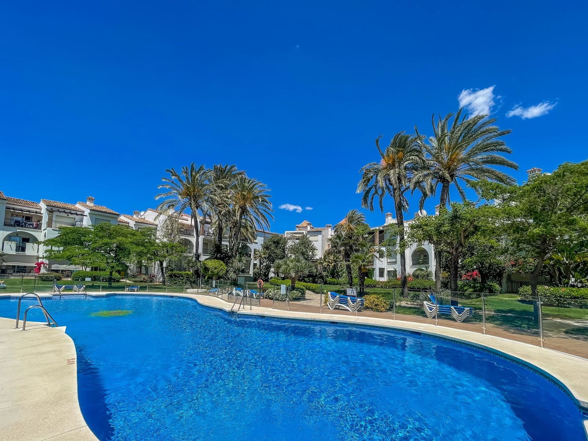 Condominium in Marbella, Andalucía 11136492