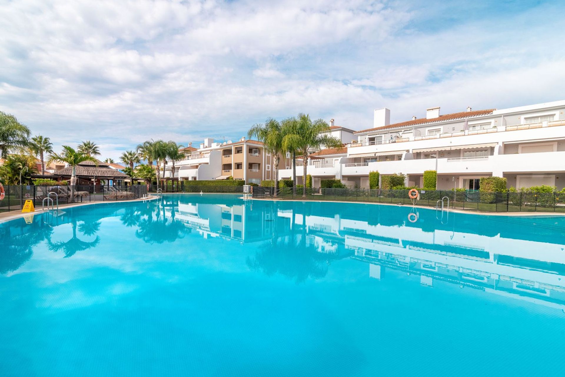 Condominium in Estepona, Andalusia 11136824