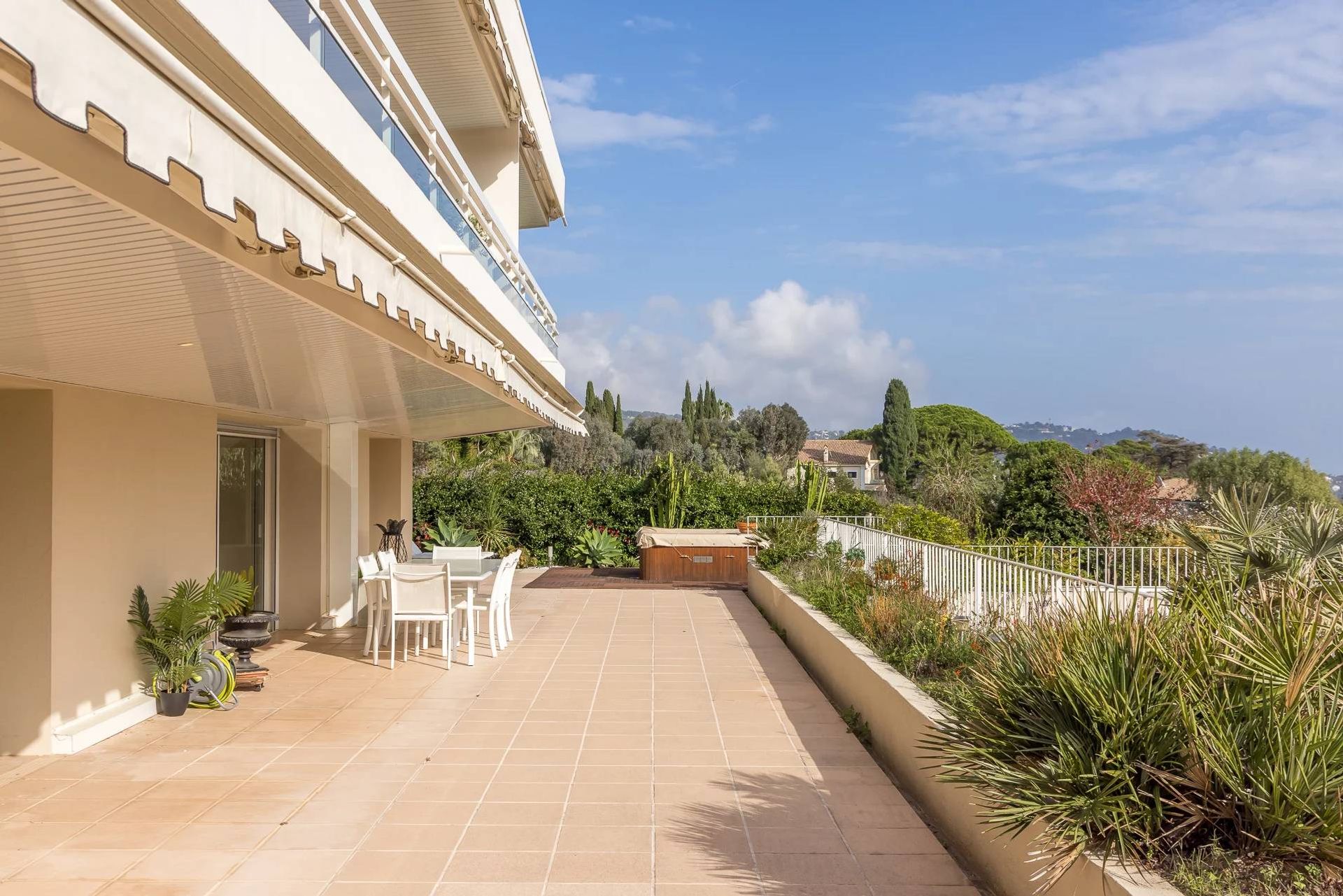 Condominium in Cannes, Provence-Alpes-Côte d'Azur 11141862