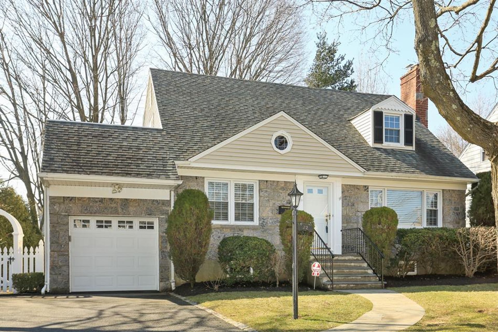 House in Eastchester, New York 11144480