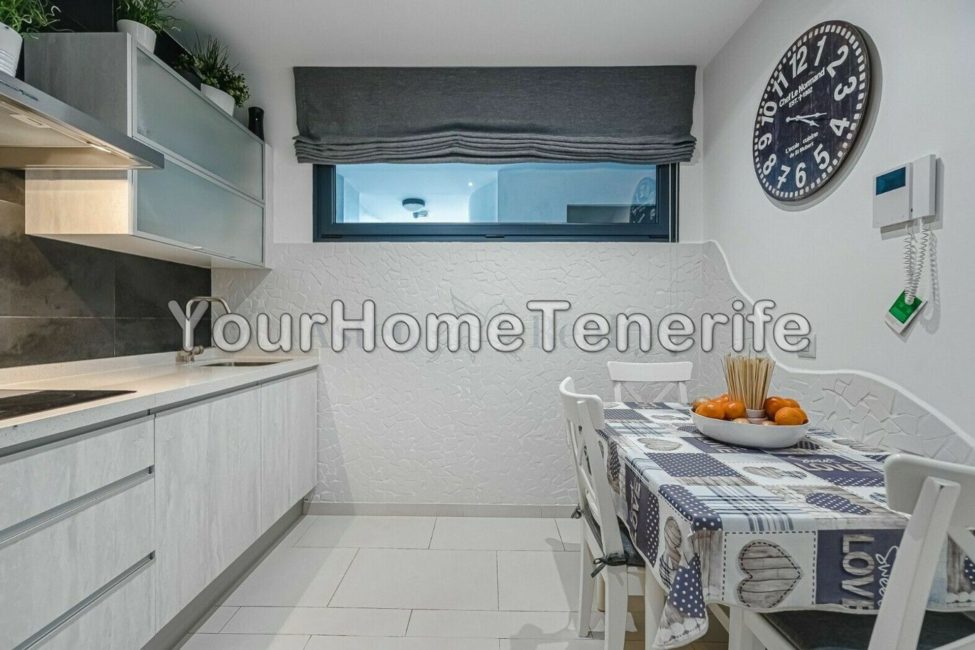 Condominium in Arona, Canarias 11145059