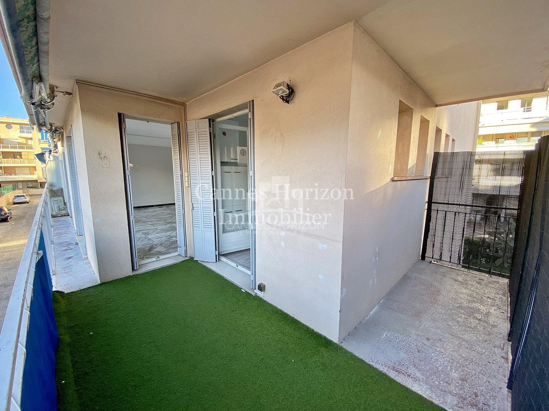 Condominio nel La Bocca, Provenza-Alpi-Costa Azzurra 11153773