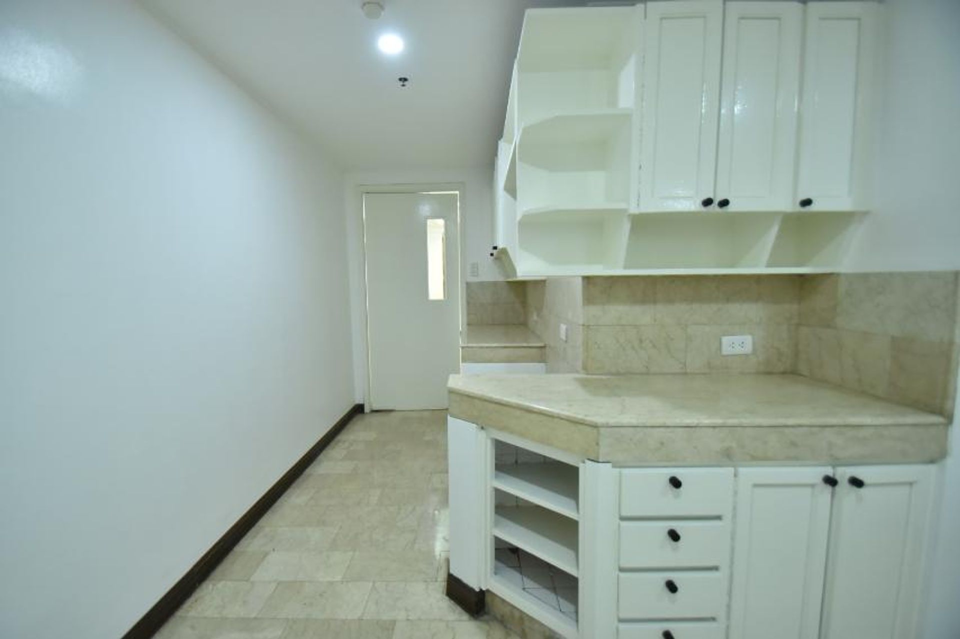 Condominium in Tambo, Paranaque 11155633