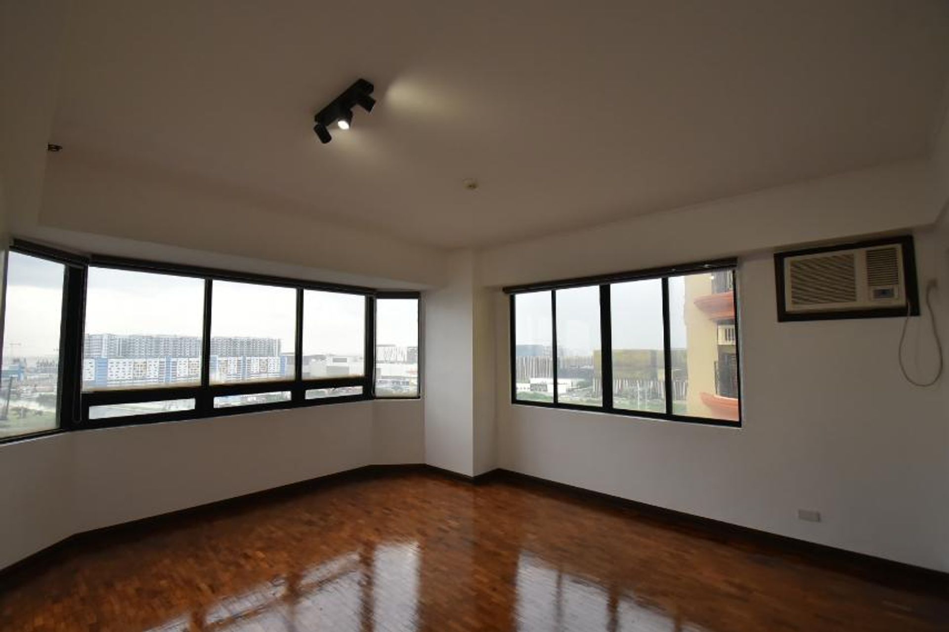 Condominium in Tambo, Paranaque 11155633