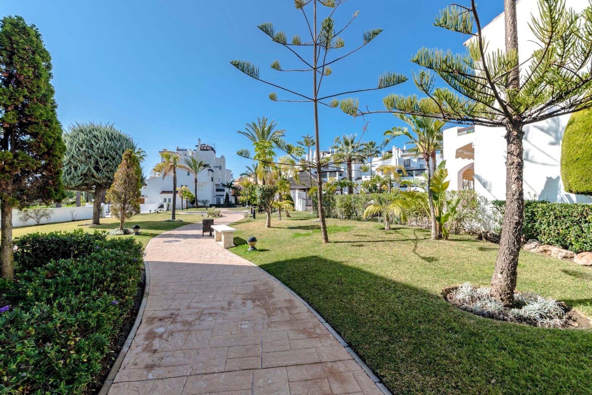 Condominium in San Pedro Alcántara, Andalucía 11158085