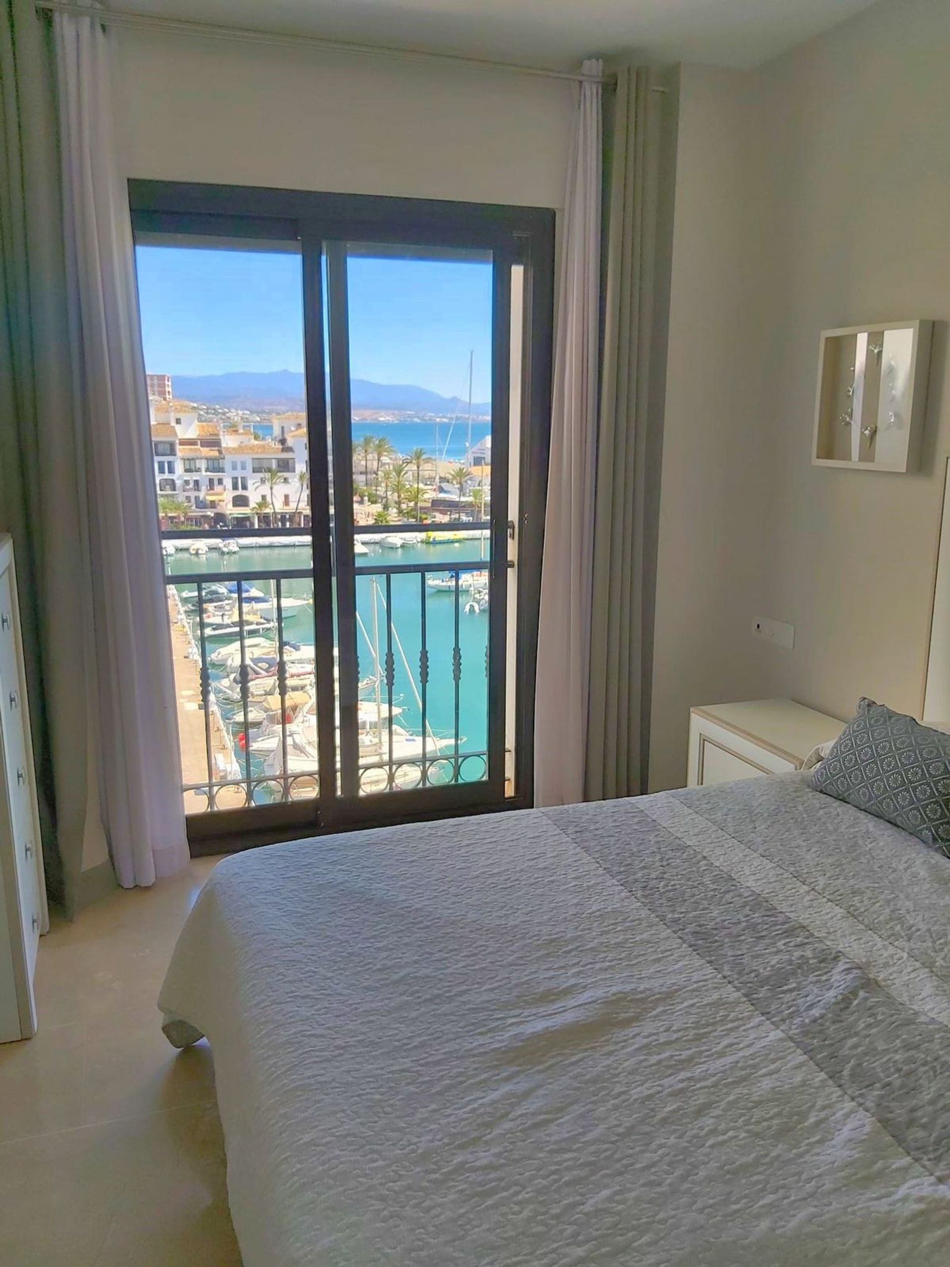 Condominium dans Puerto de la Duquesa, Andalusia 11174463