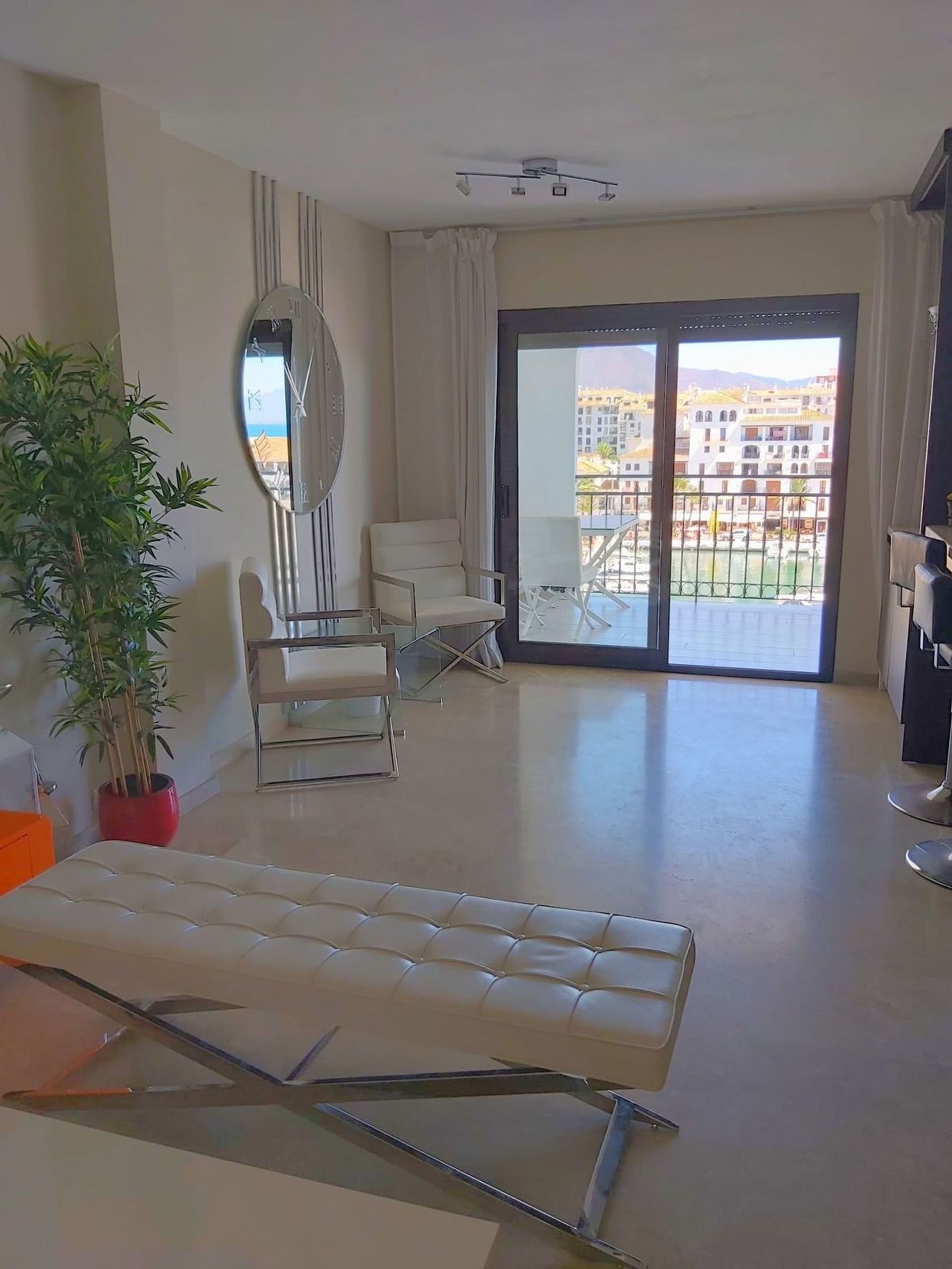 Condominium dans Puerto de la Duquesa, Andalusia 11174463