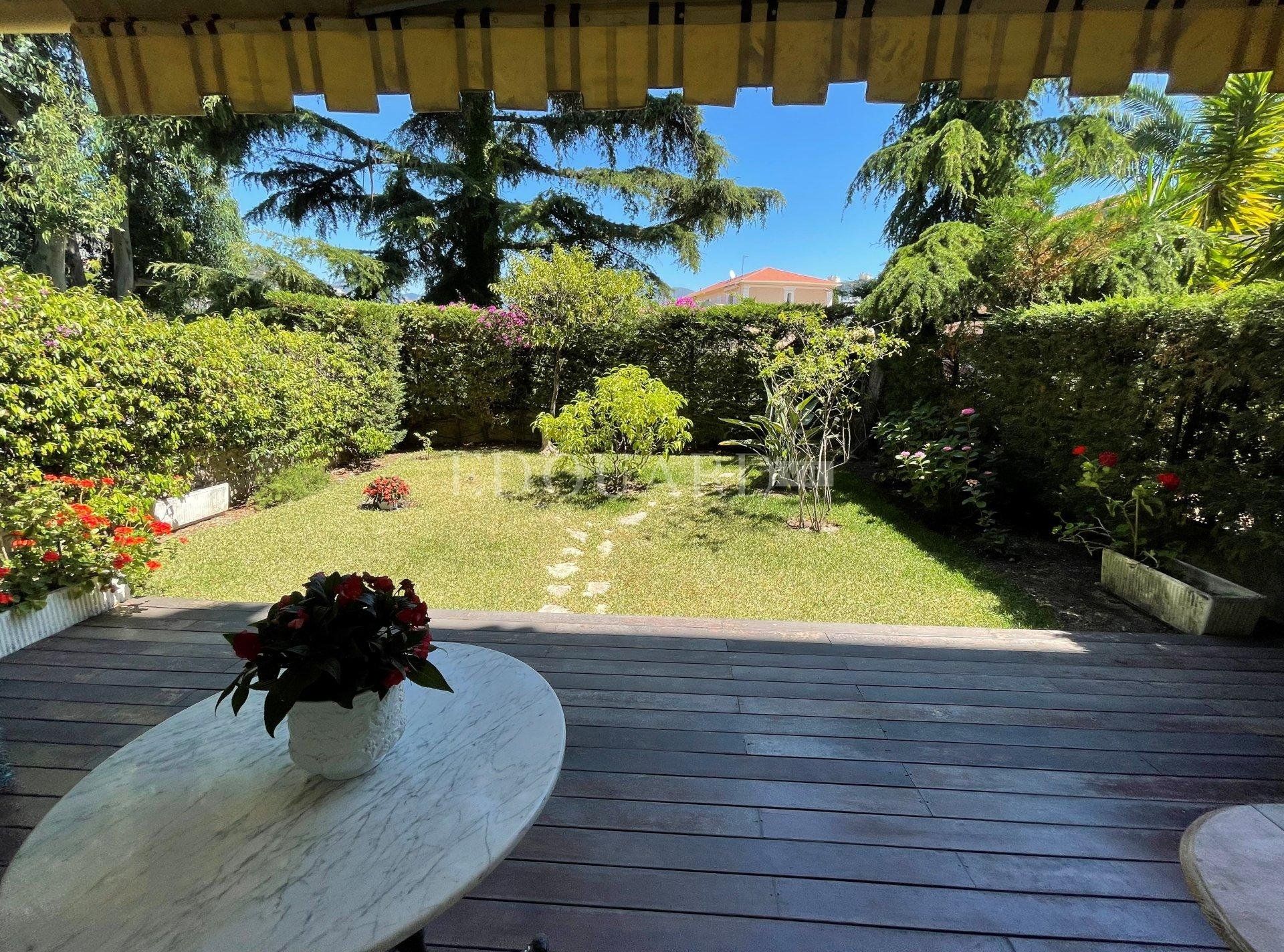 Condominio en Roquebrune-Cap-Martin, Provence-Alpes-Côte d'Azur 11176131