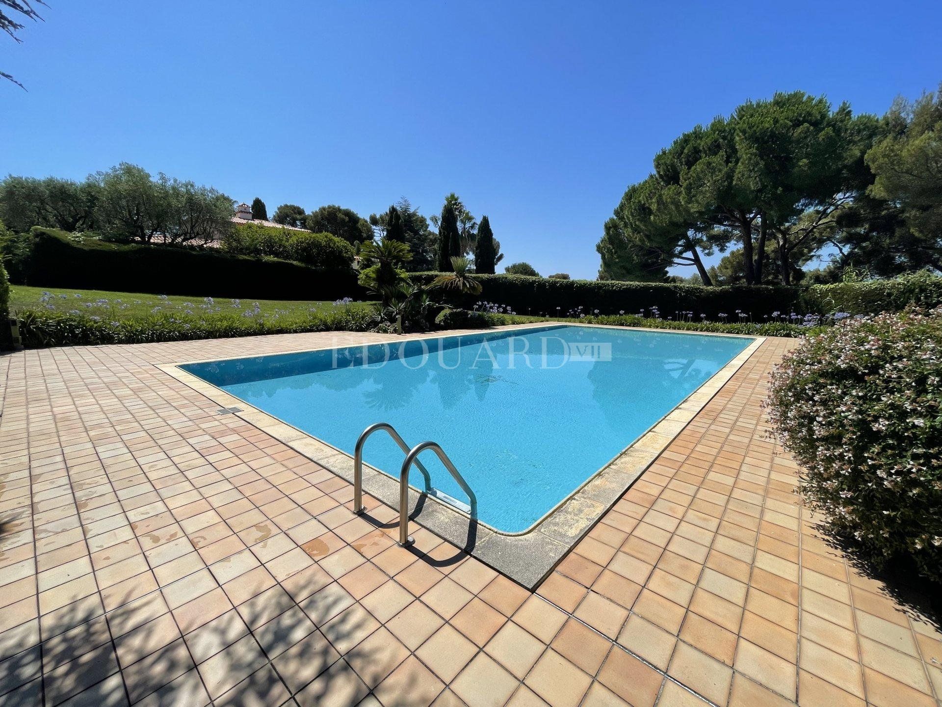 Condominio en Roquebrune-Cap-Martin, Provence-Alpes-Côte d'Azur 11176131