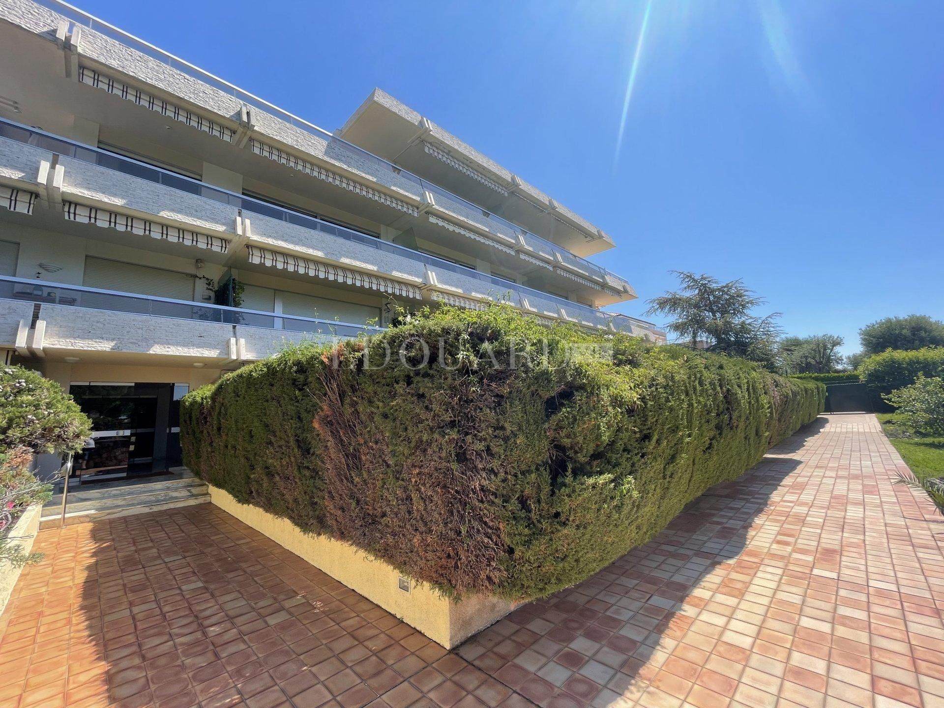 Condominio en Roquebrune-Cap-Martin, Provence-Alpes-Côte d'Azur 11176131