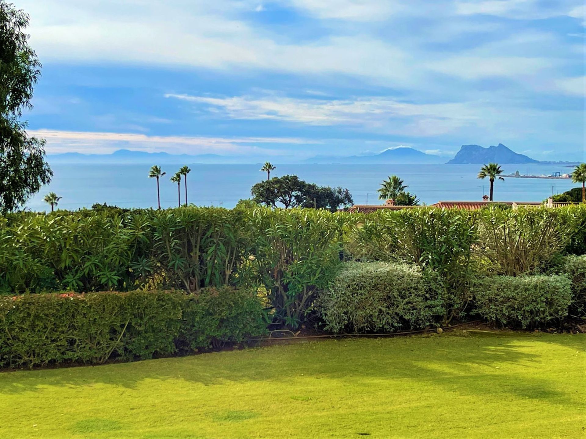 بيت في Puerto de la Duquesa, Andalusia 11178642