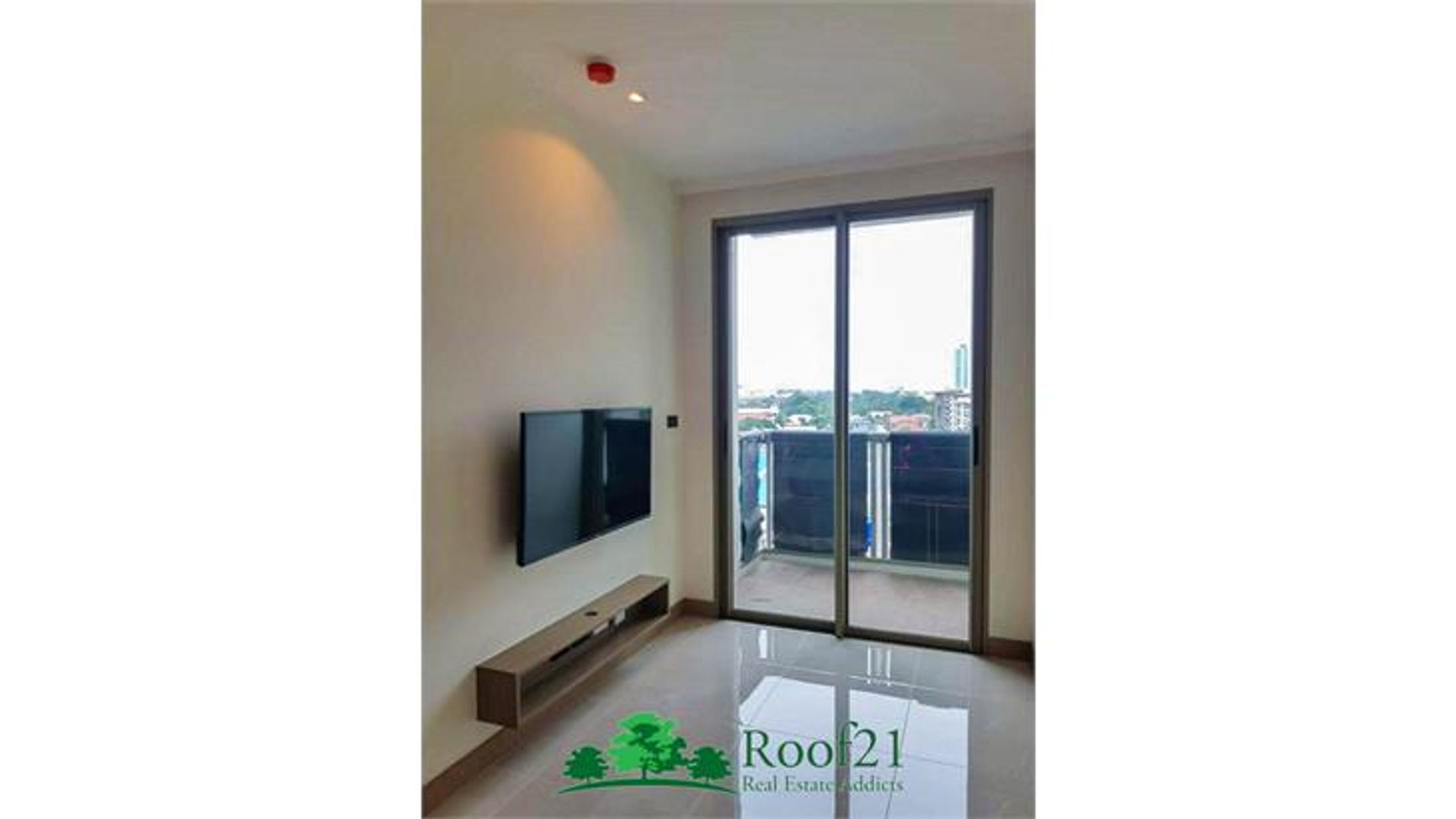 Condominium in Ban Laem Mai Ruak, Chon Buri 11178978