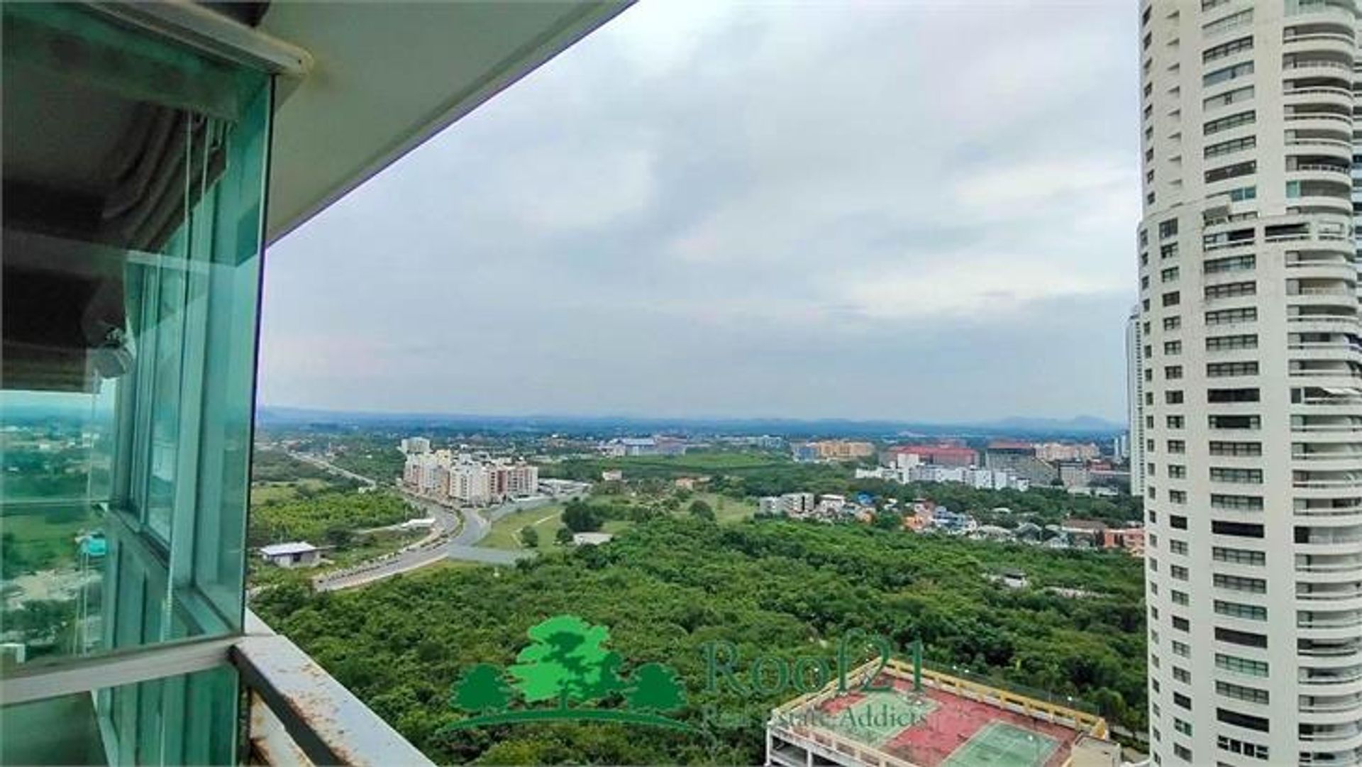 Condominium in Ban Nong Makok, Chon Buri 11179152