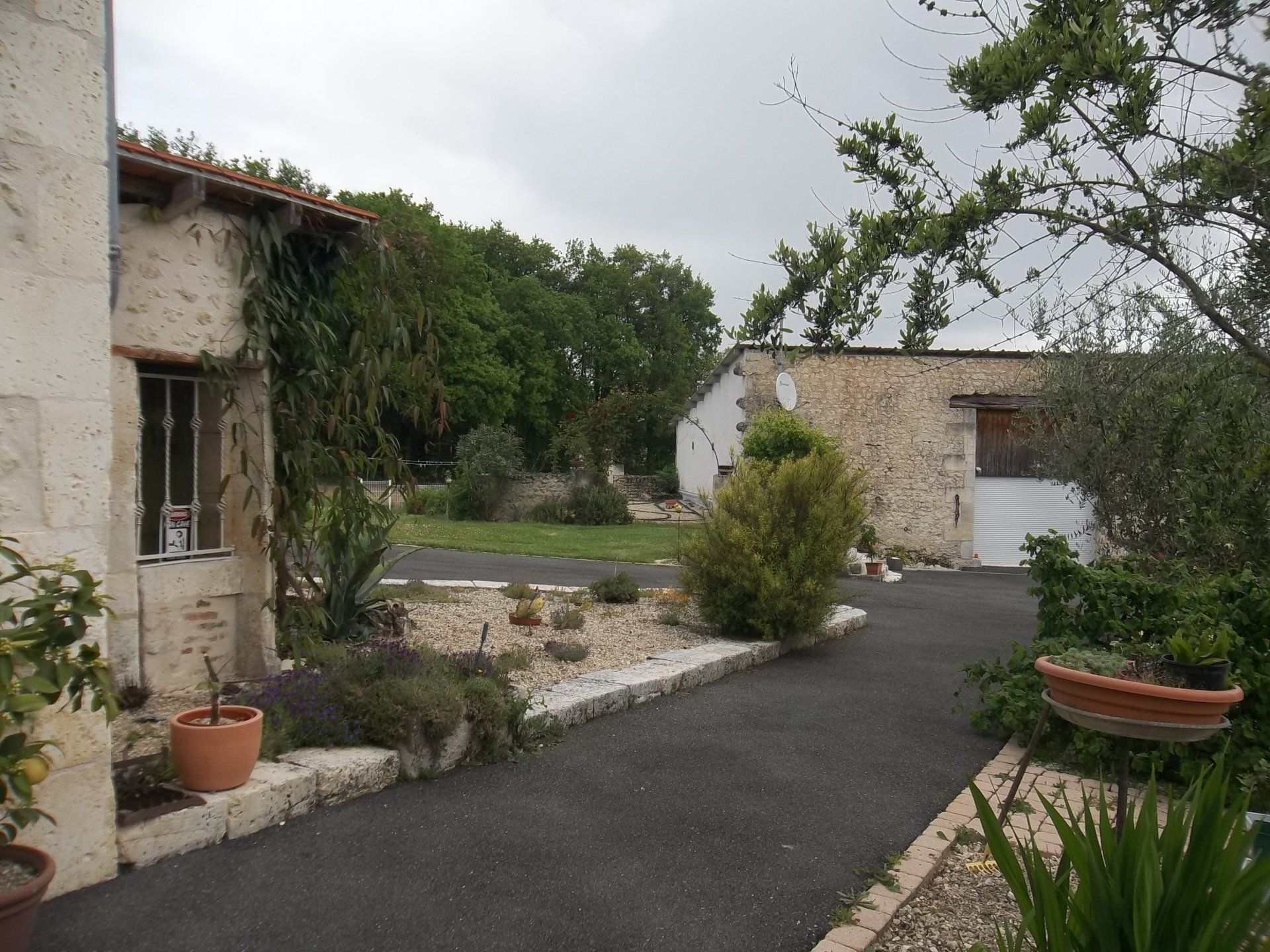 Hus i Montmoreau, Nouvelle-Aquitaine 11179633