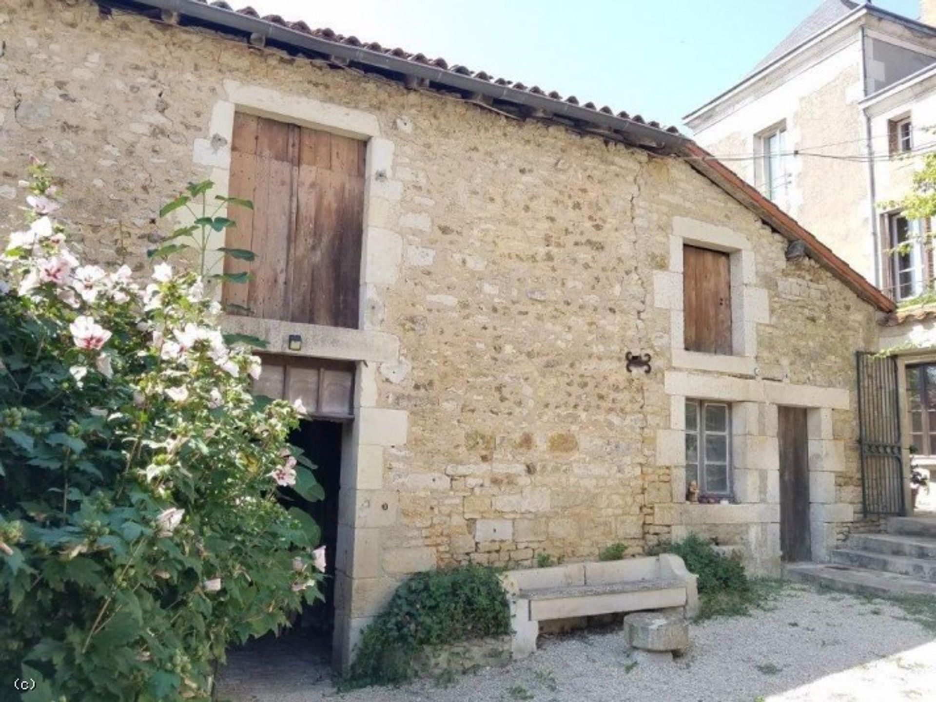 Hus i Charroux, Nouvelle-Aquitaine 11180183