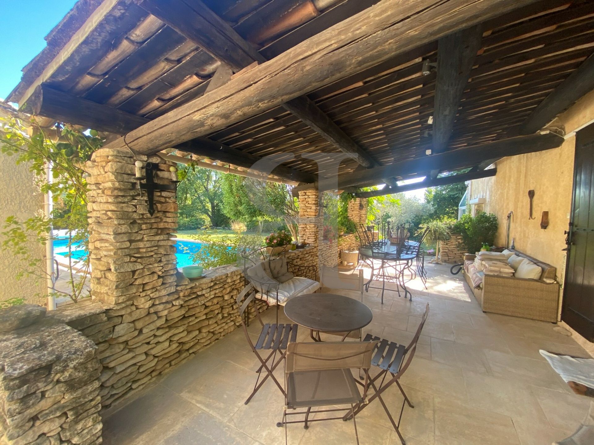 Huis in L'Isle-sur-la-Sorgue, Provence-Alpes-Côte d'Azur 11180449