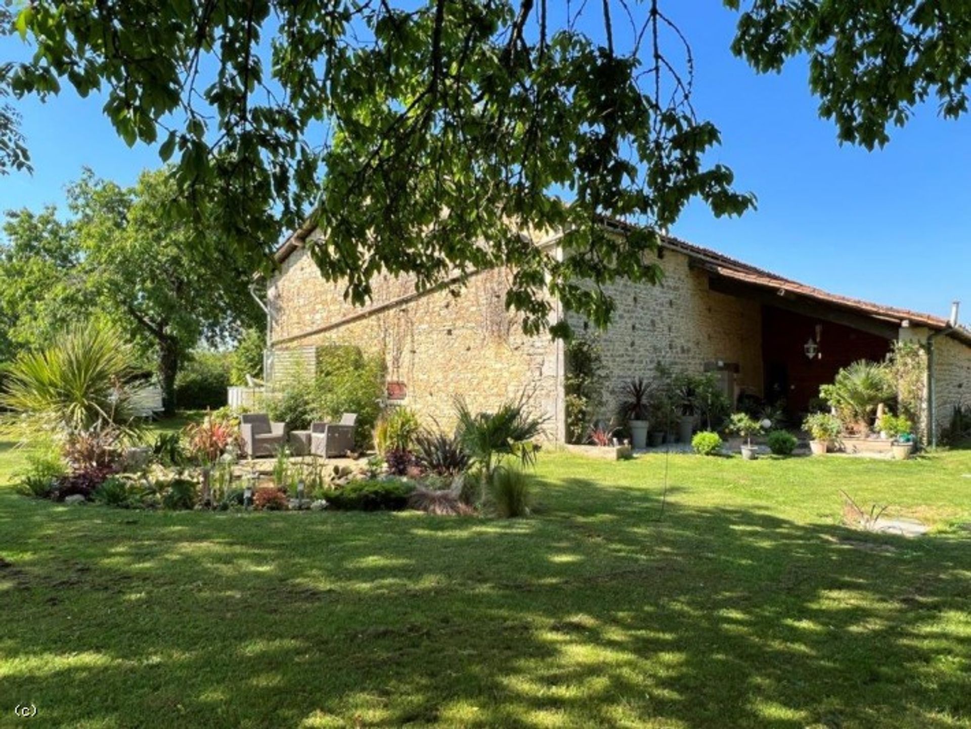 casa en Champagne-Mouton, Nouvelle-Aquitaine 11182058