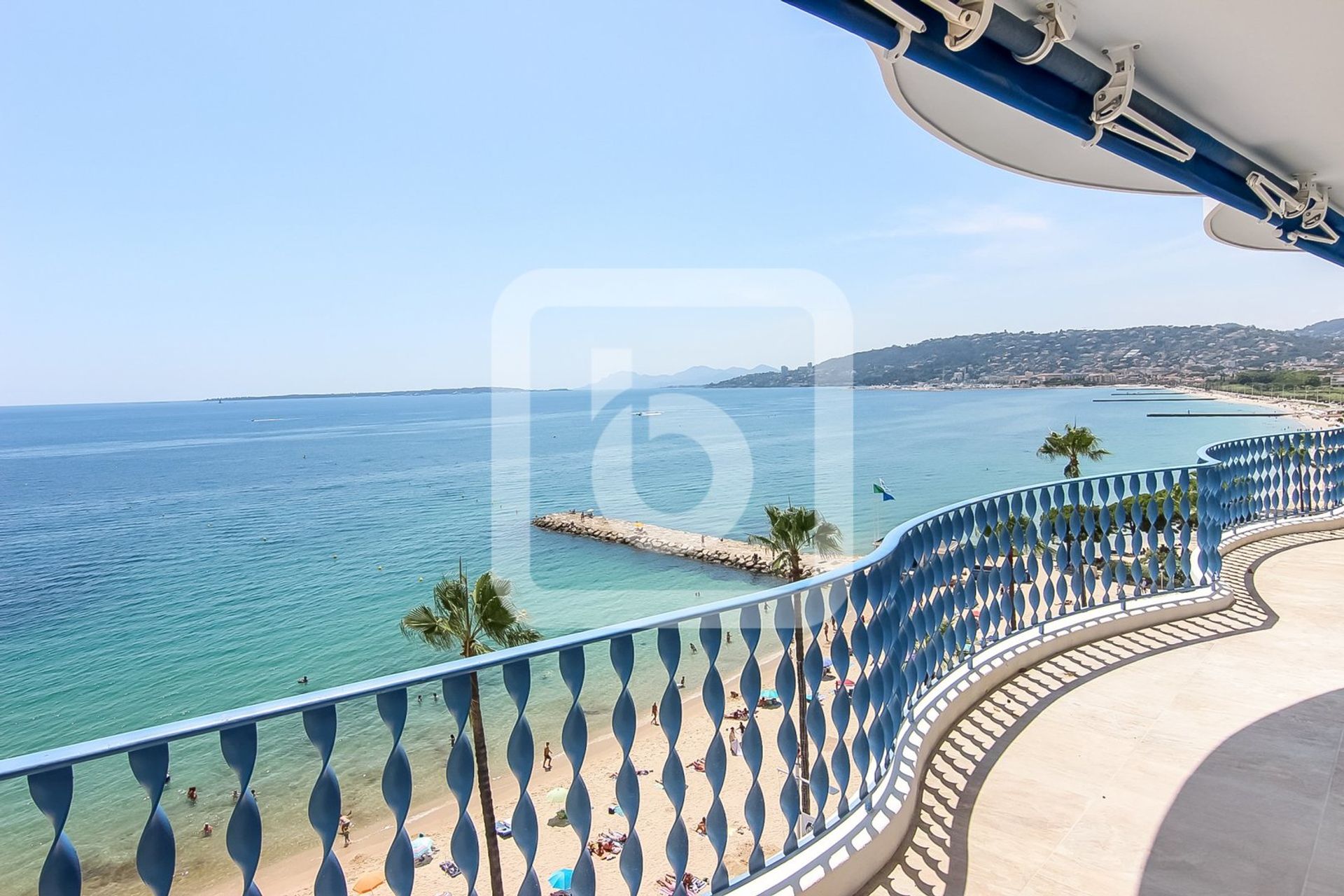 Condominium dans Juan les Pins, Provence-Alpes-Côte d'Azur 11185563