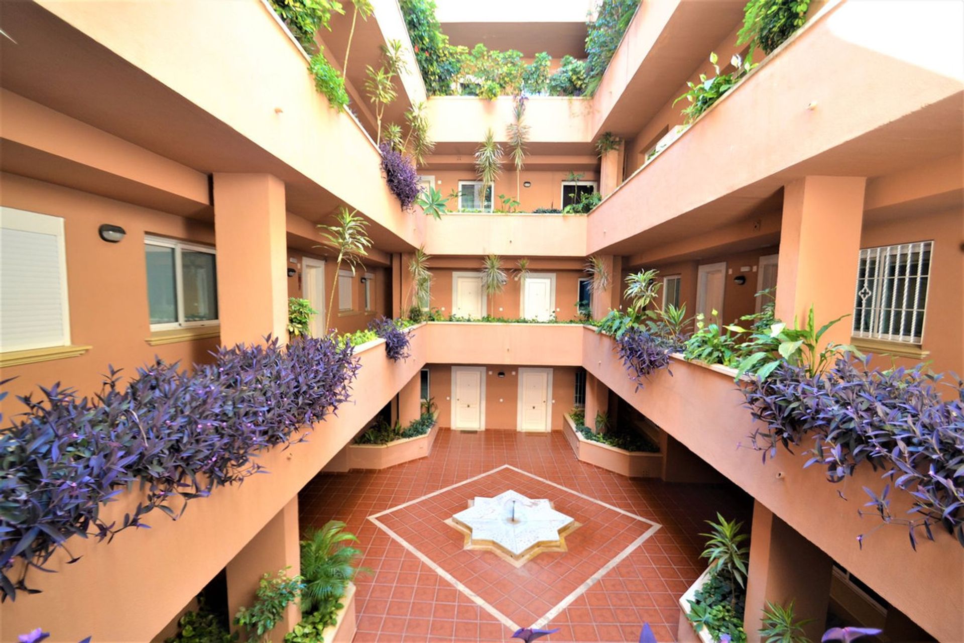 Condominium in Marbella, Andalucía 11185988