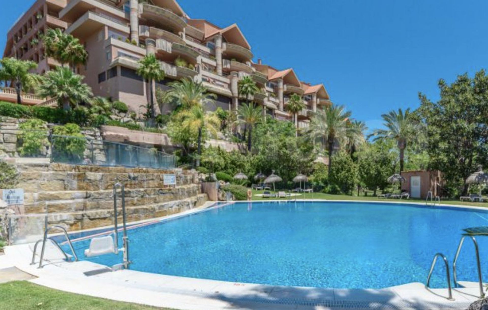 Condominium in Marbella, Andalucía 11185988