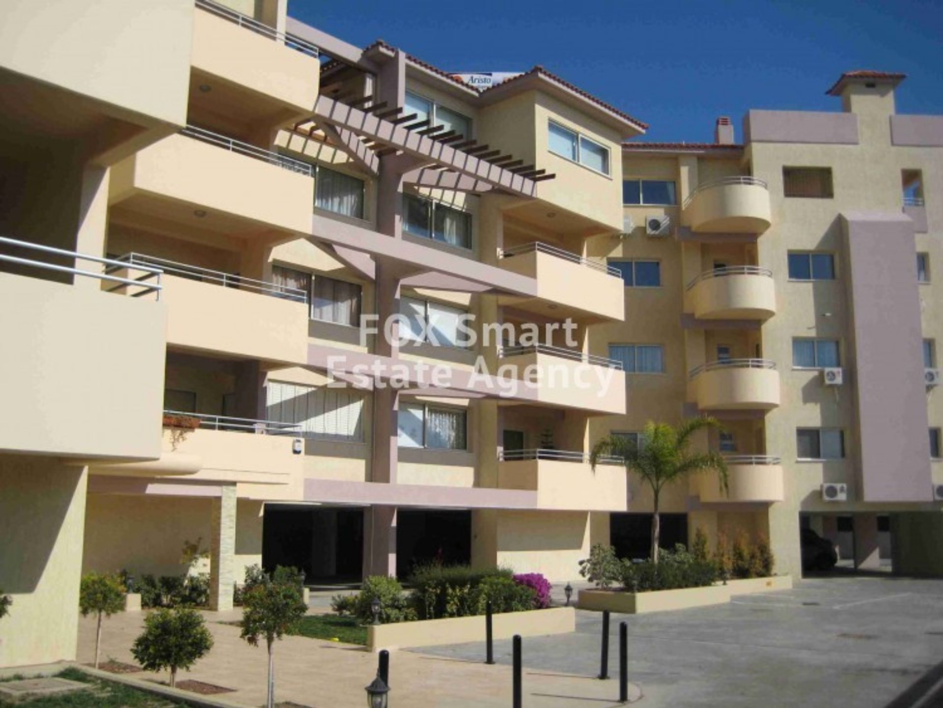 Condominium in Mouttagiaka, Lemesos 11189551