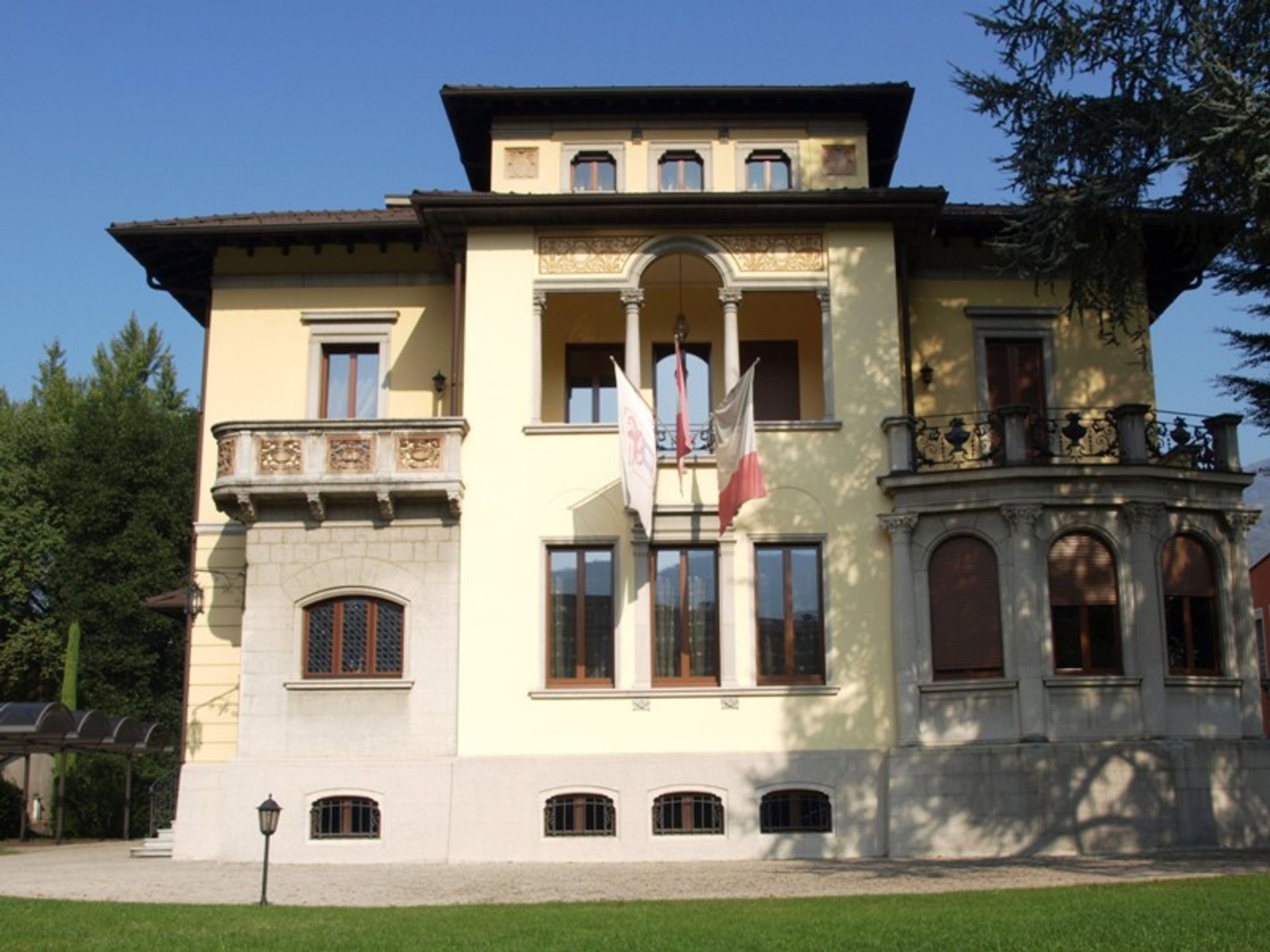 Rumah di Chiasso, Ticino 11192383