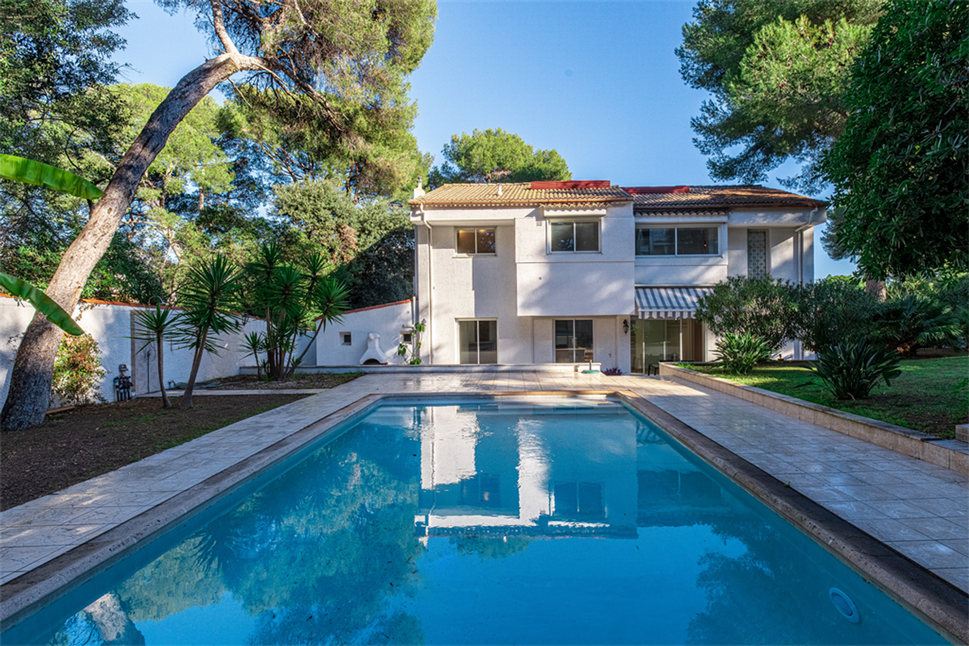 House in Roquebrune-Cap-Martin, Provence-Alpes-Côte d'Azur 11197061