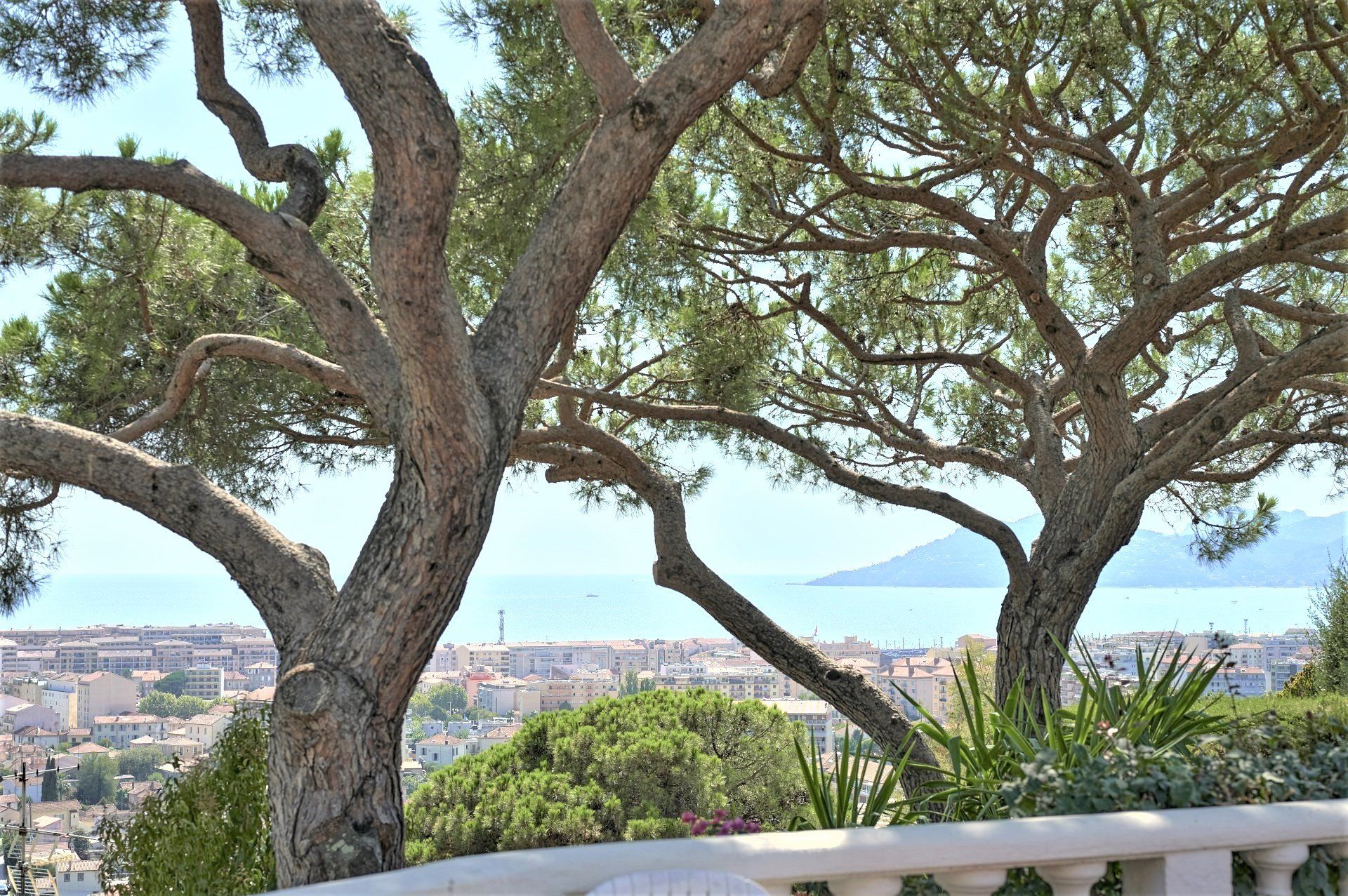 Rumah di Le Cannet, Provence-Alpes-Cote d'Azur 11197136