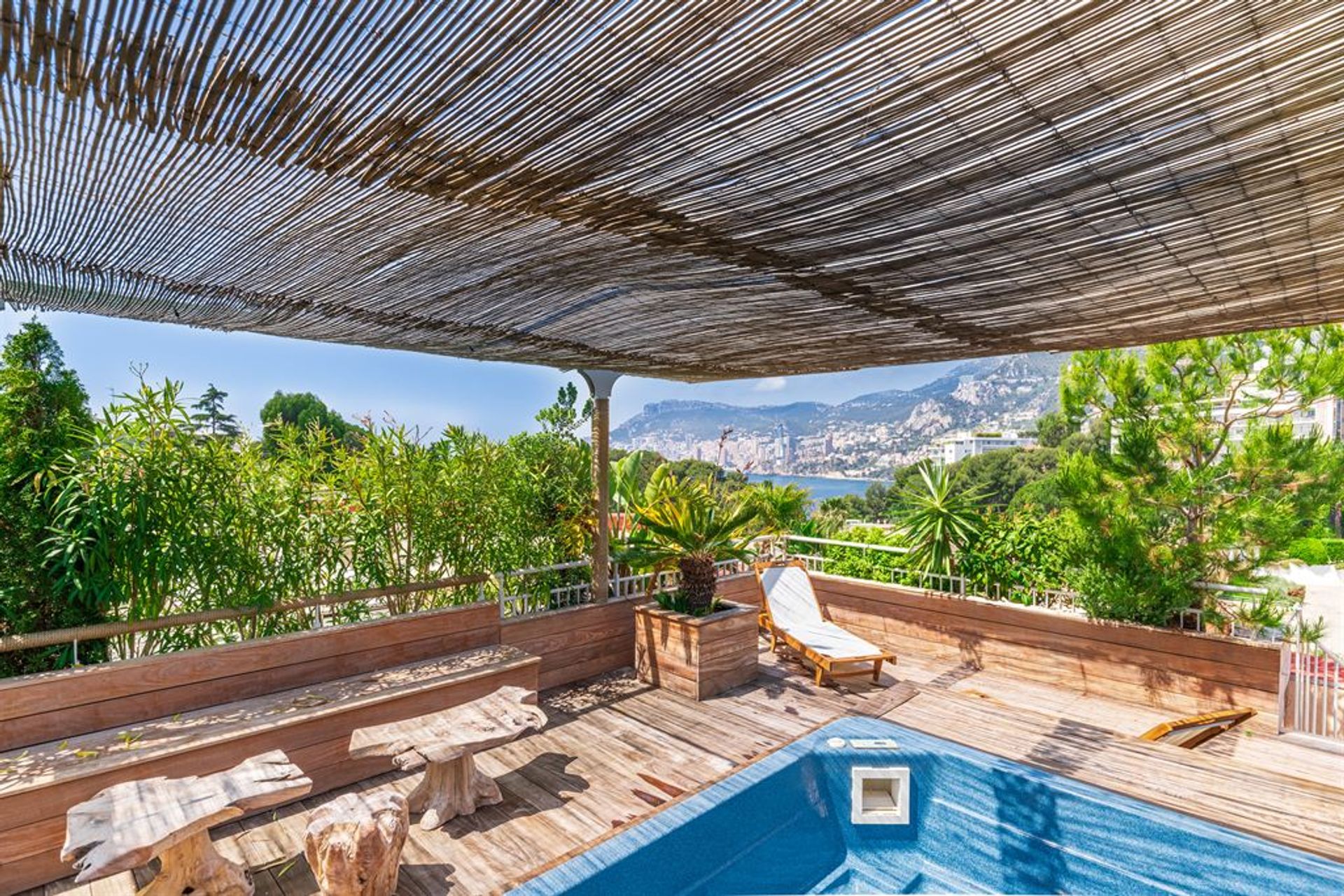 Condominium in Roquebrune, Provence-Alpes-Cote d'Azur 11197254