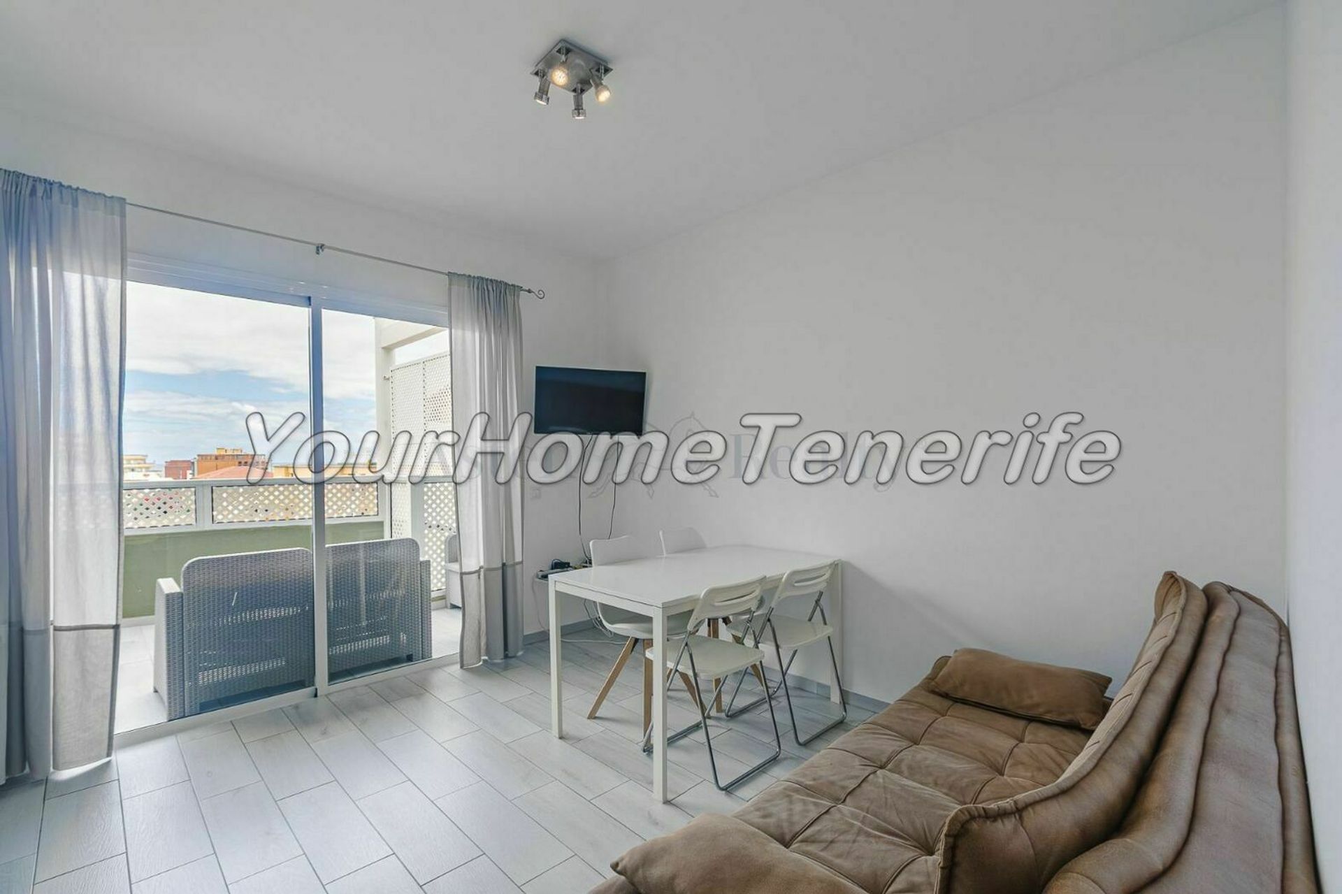 Condominium in Los Cristianos, Canarische eilanden 11198839