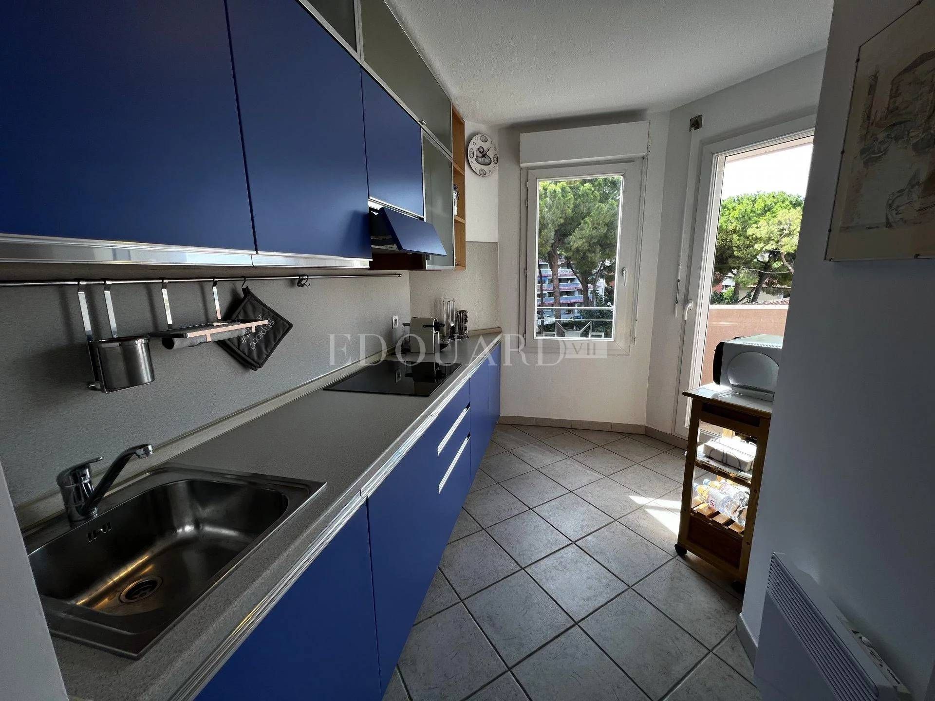 Condominium in Roquebrune-Cap-Martin, Provence-Alpes-Côte d'Azur 11201273