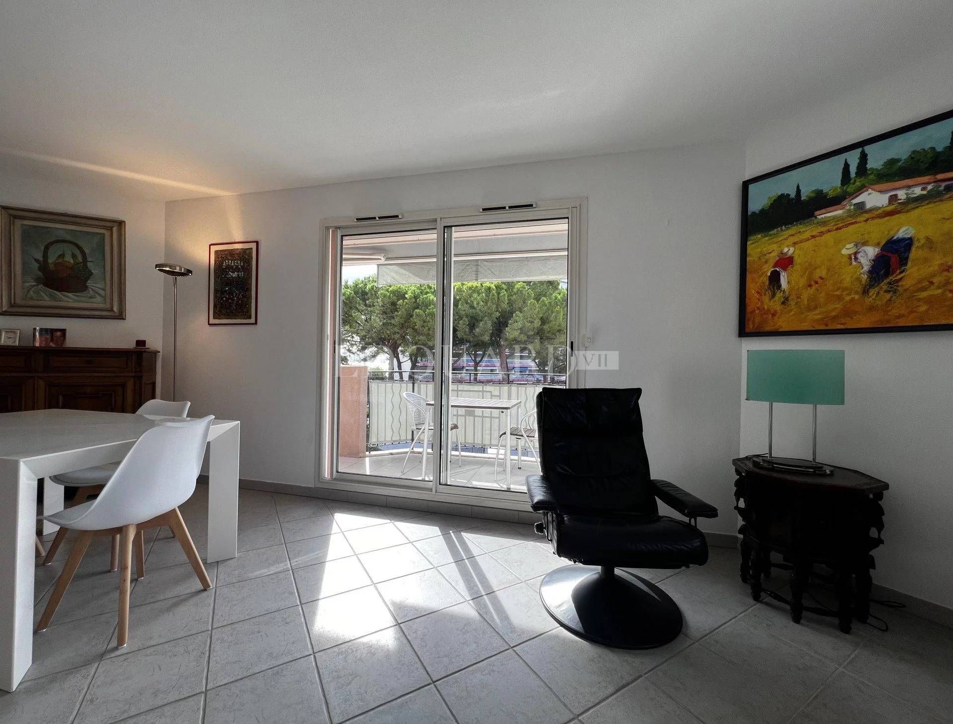 Condominium in Roquebrune-Cap-Martin, Provence-Alpes-Côte d'Azur 11201273