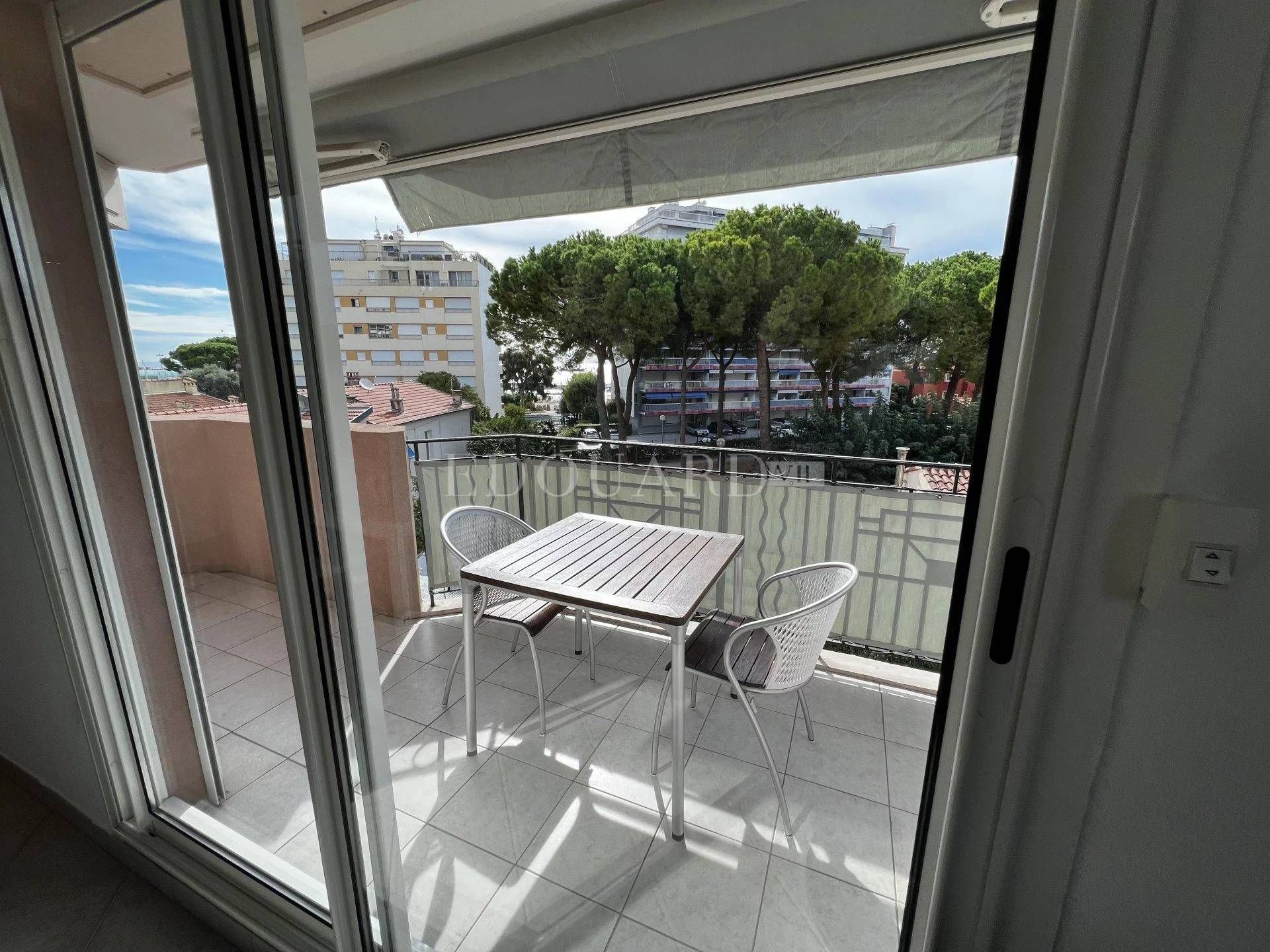 Condominium in Roquebrune-Cap-Martin, Provence-Alpes-Côte d'Azur 11201273