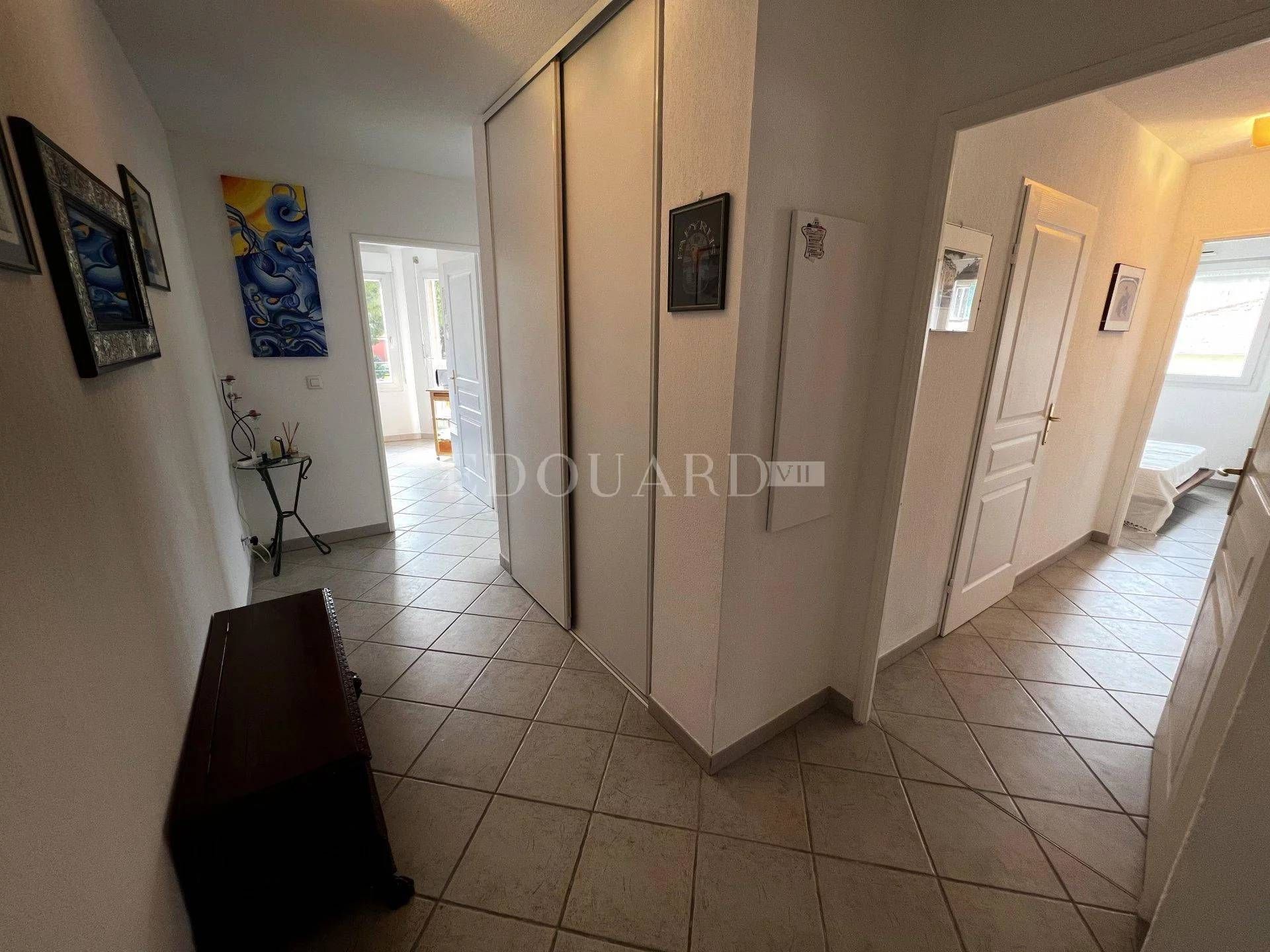 Condominium in Roquebrune-Cap-Martin, Provence-Alpes-Côte d'Azur 11201273