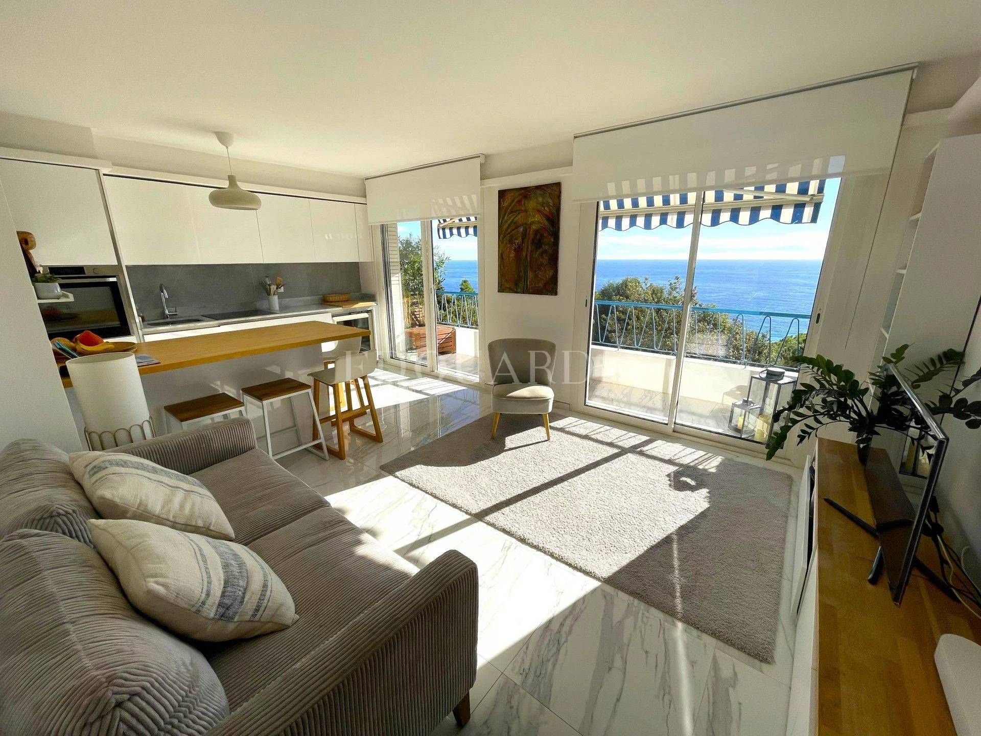 Condominium in Roquebrune-Cap-Martin, Provence-Alpes-Côte d'Azur 11201282