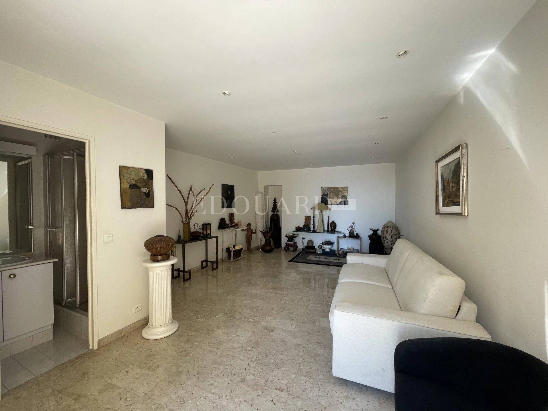 Condominium in Roquebrune-Cap-Martin, Provence-Alpes-Côte d'Azur 11201307