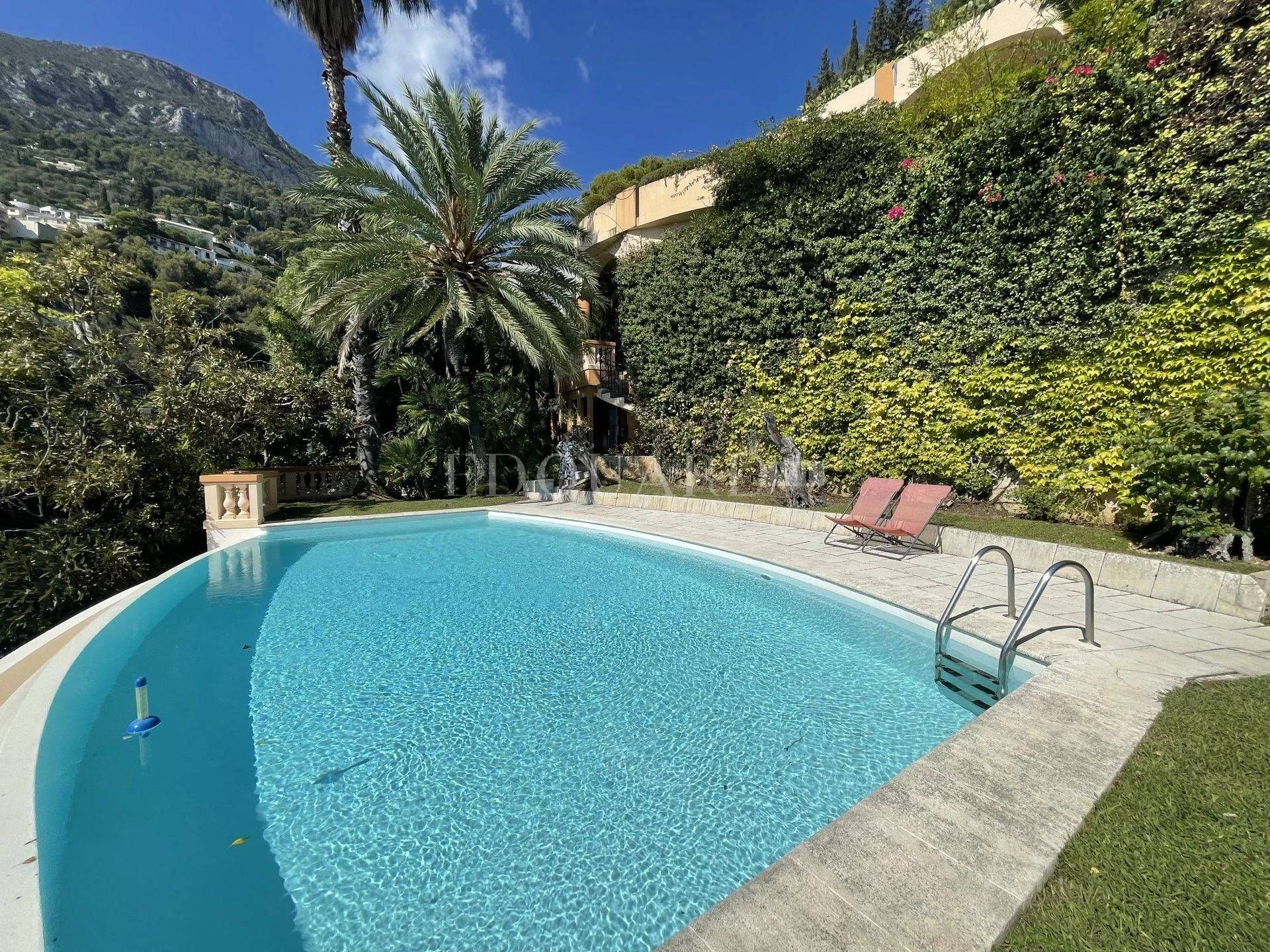 Condominium in Roquebrune-Cap-Martin, Provence-Alpes-Côte d'Azur 11201307