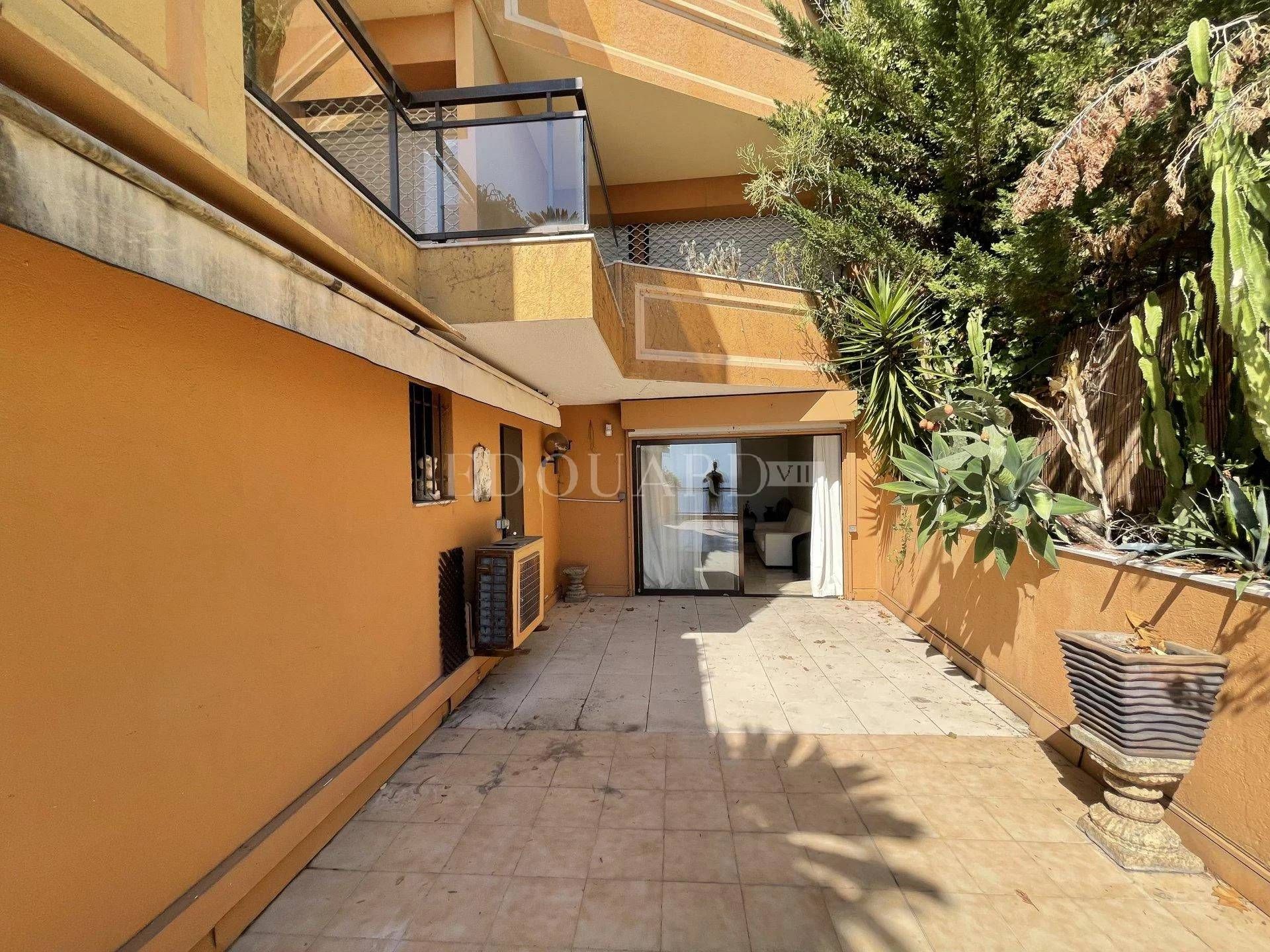 Condominium in Roquebrune-Cap-Martin, Provence-Alpes-Côte d'Azur 11201307