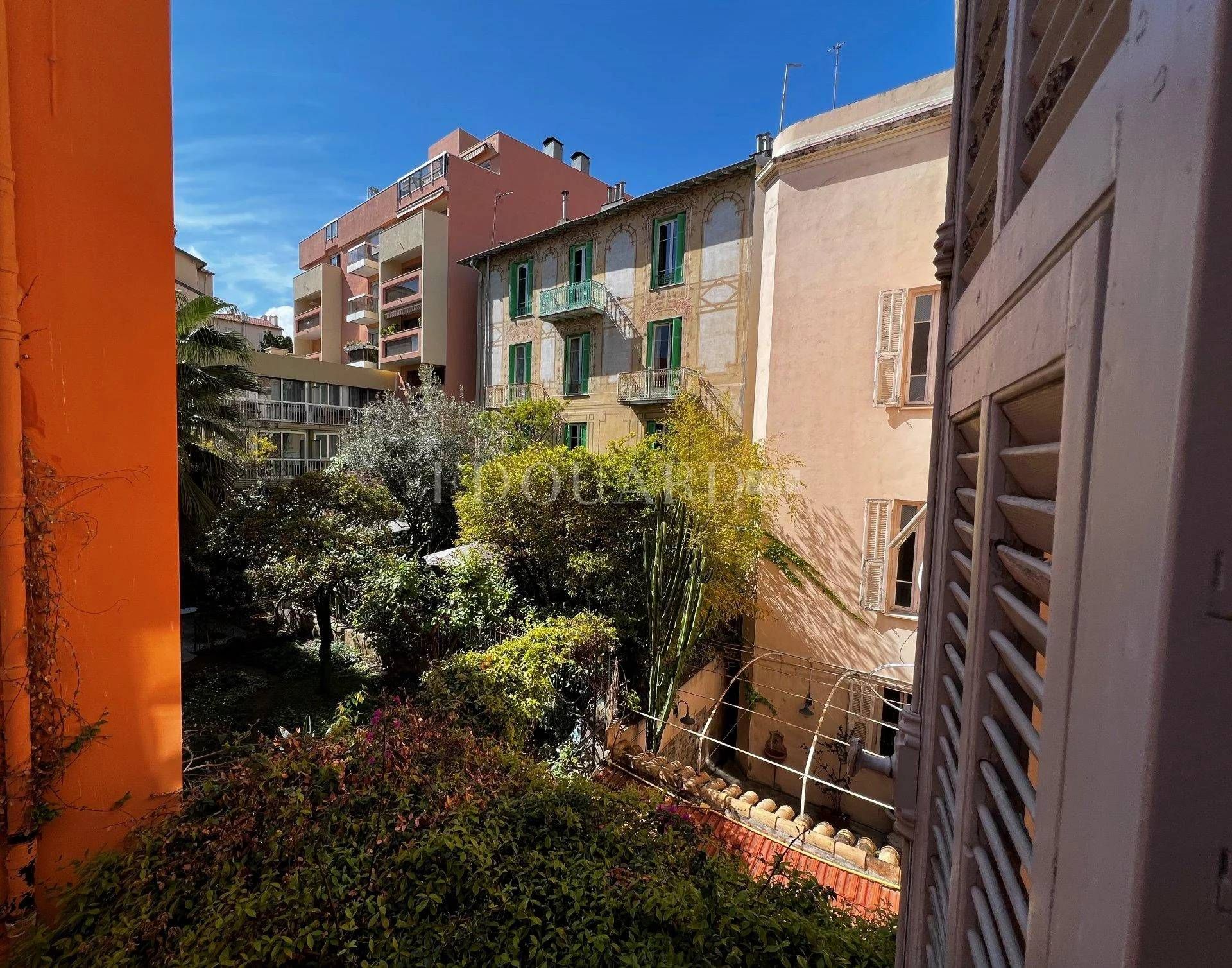 Condominium in Menton, Provence-Alpes-Cote d'Azur 11201311