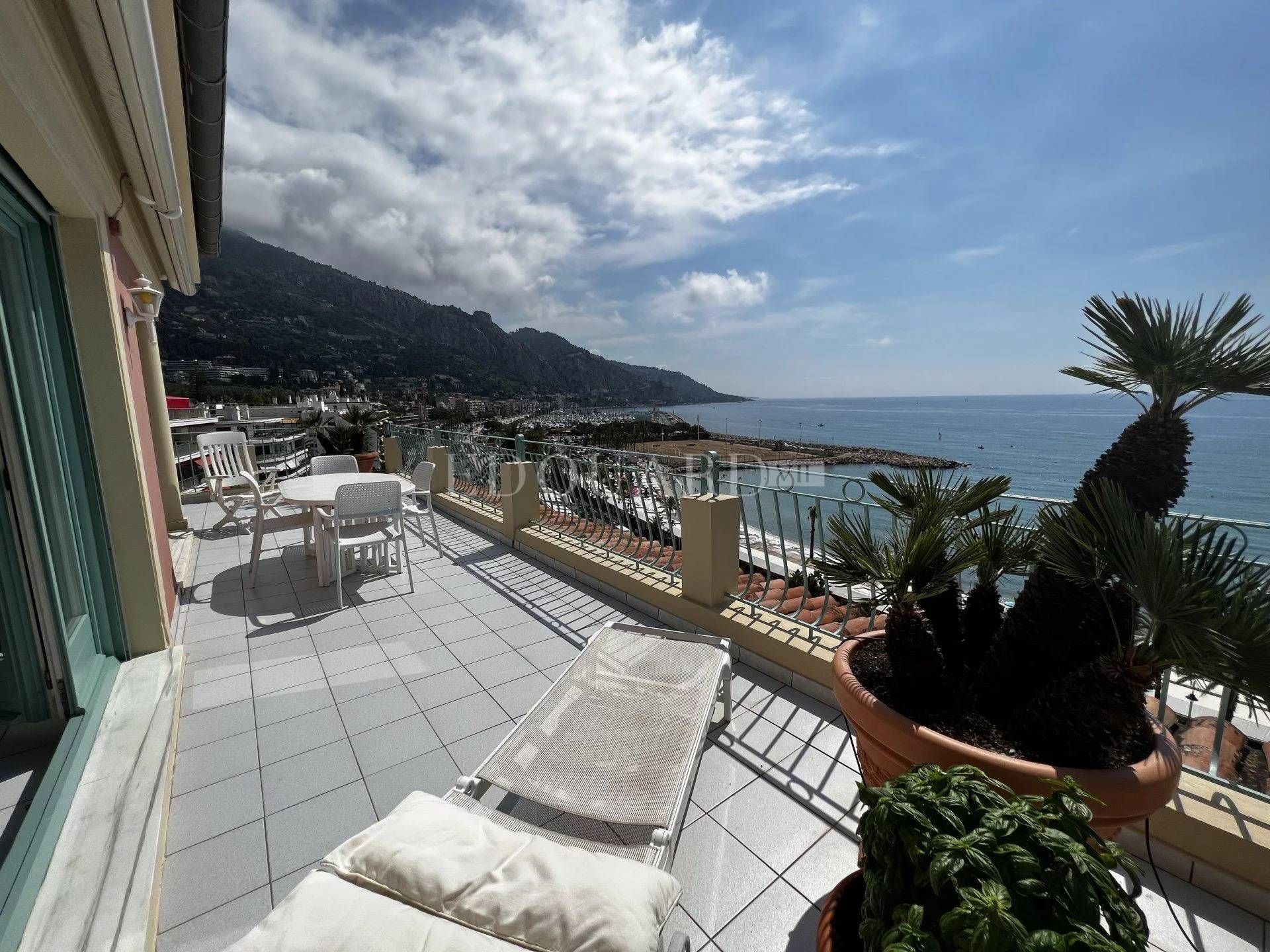 Condominium in Menton, Provence-Alpes-Côte d'Azur 11201341