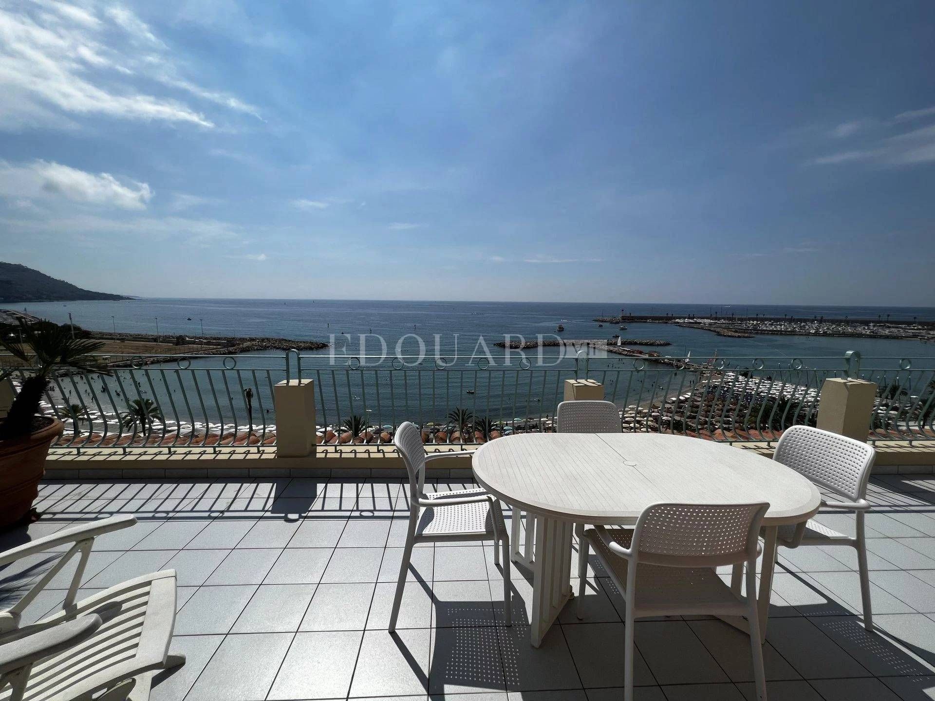 Condominium in Menton, Provence-Alpes-Côte d'Azur 11201341