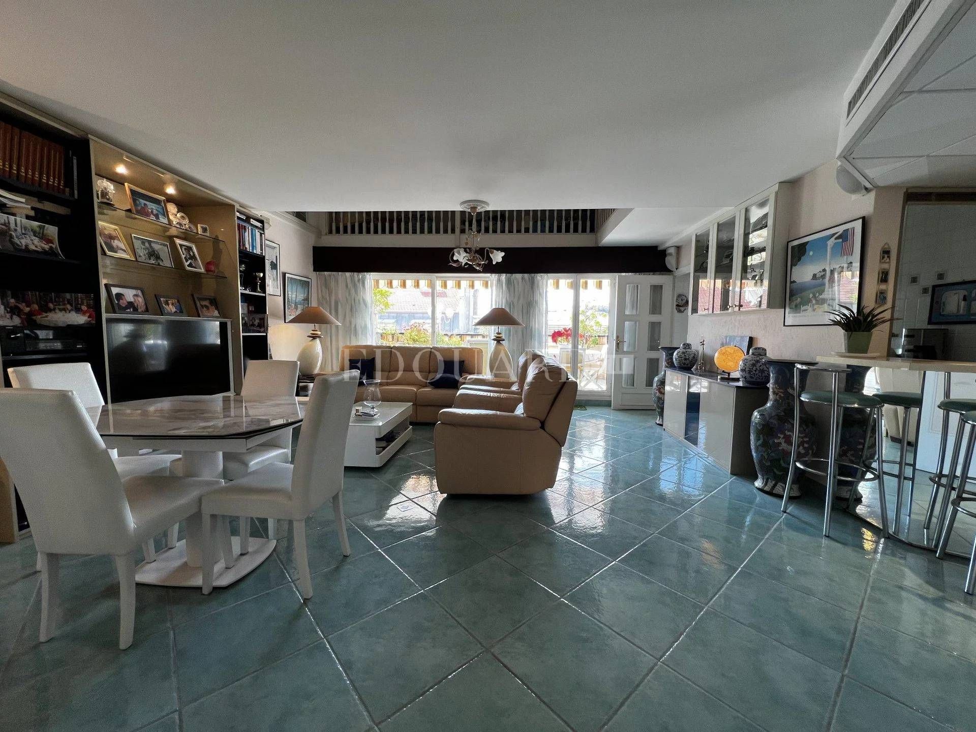 Condominium in Menton, Provence-Alpes-Cote d'Azur 11201342