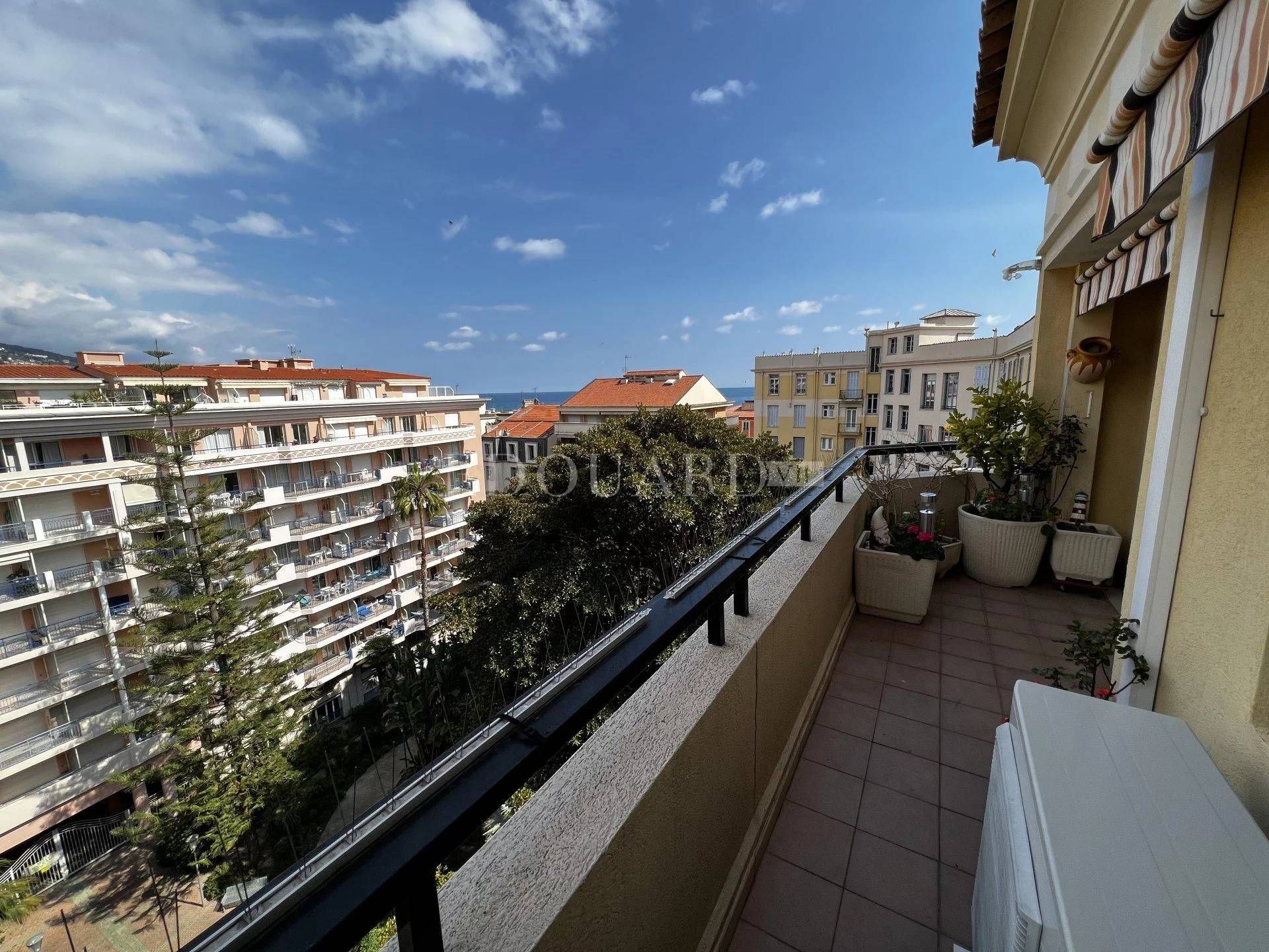 Condominium in Menton, Provence-Alpes-Côte d'Azur 11201342