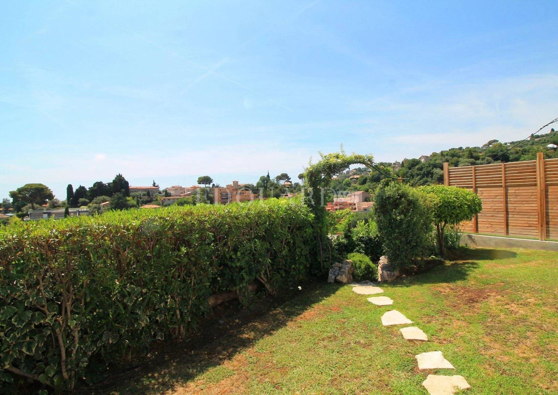 Condominium in Roquebrune, Provence-Alpes-Côte d'Azur 11201350