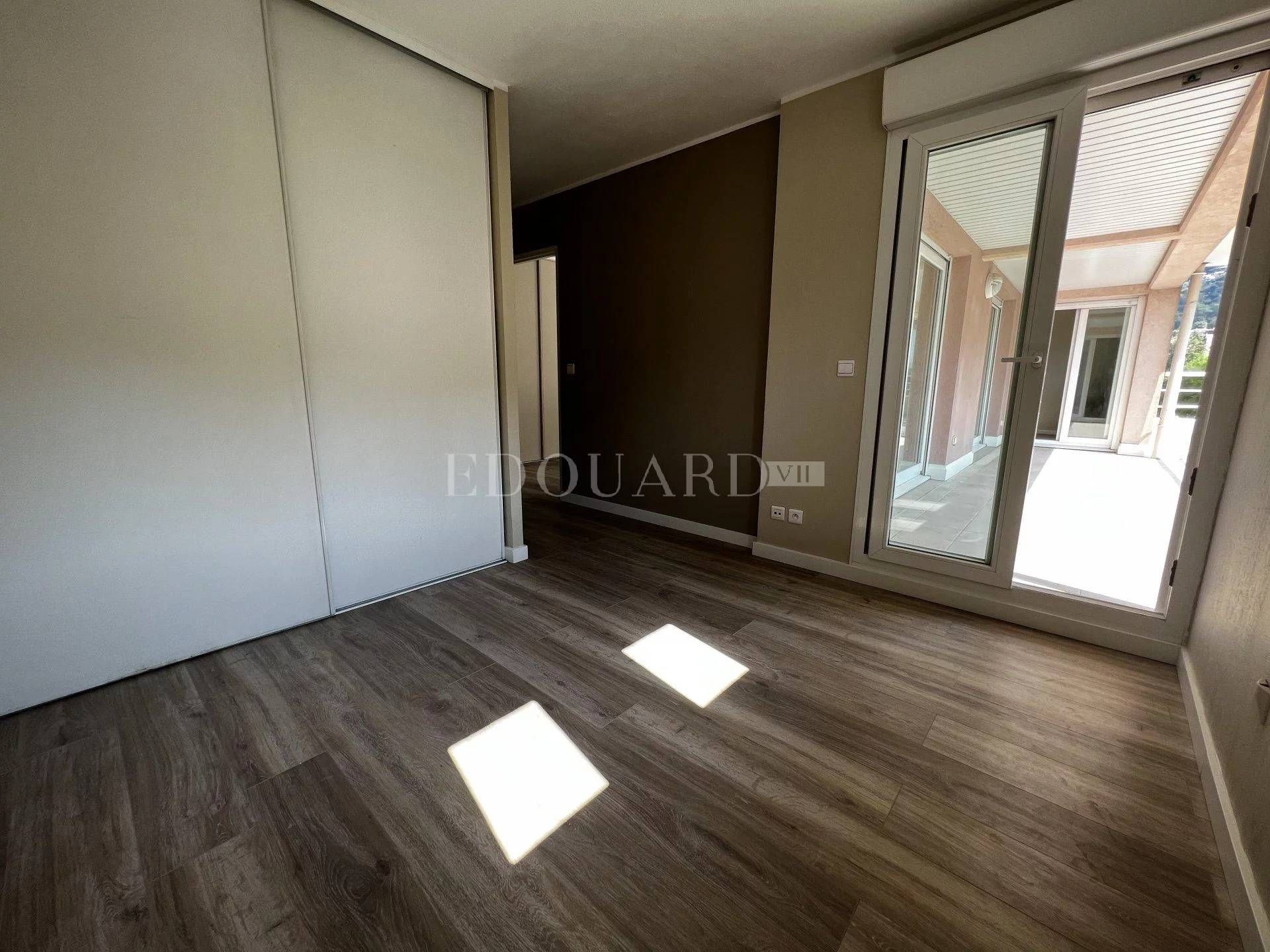 Condominium in Menton, Provence-Alpes-Cote d'Azur 11201352