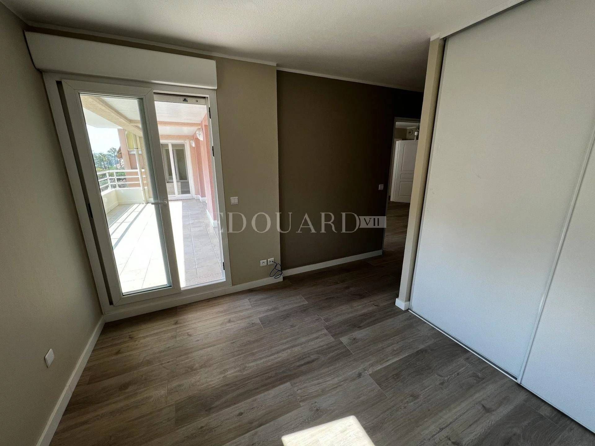 Condominium in Menton, Provence-Alpes-Cote d'Azur 11201352