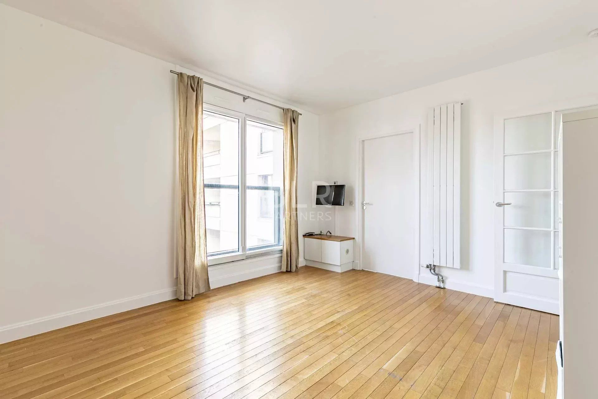 Condominium in Levallois-Perret, Ile-de-France 11217333