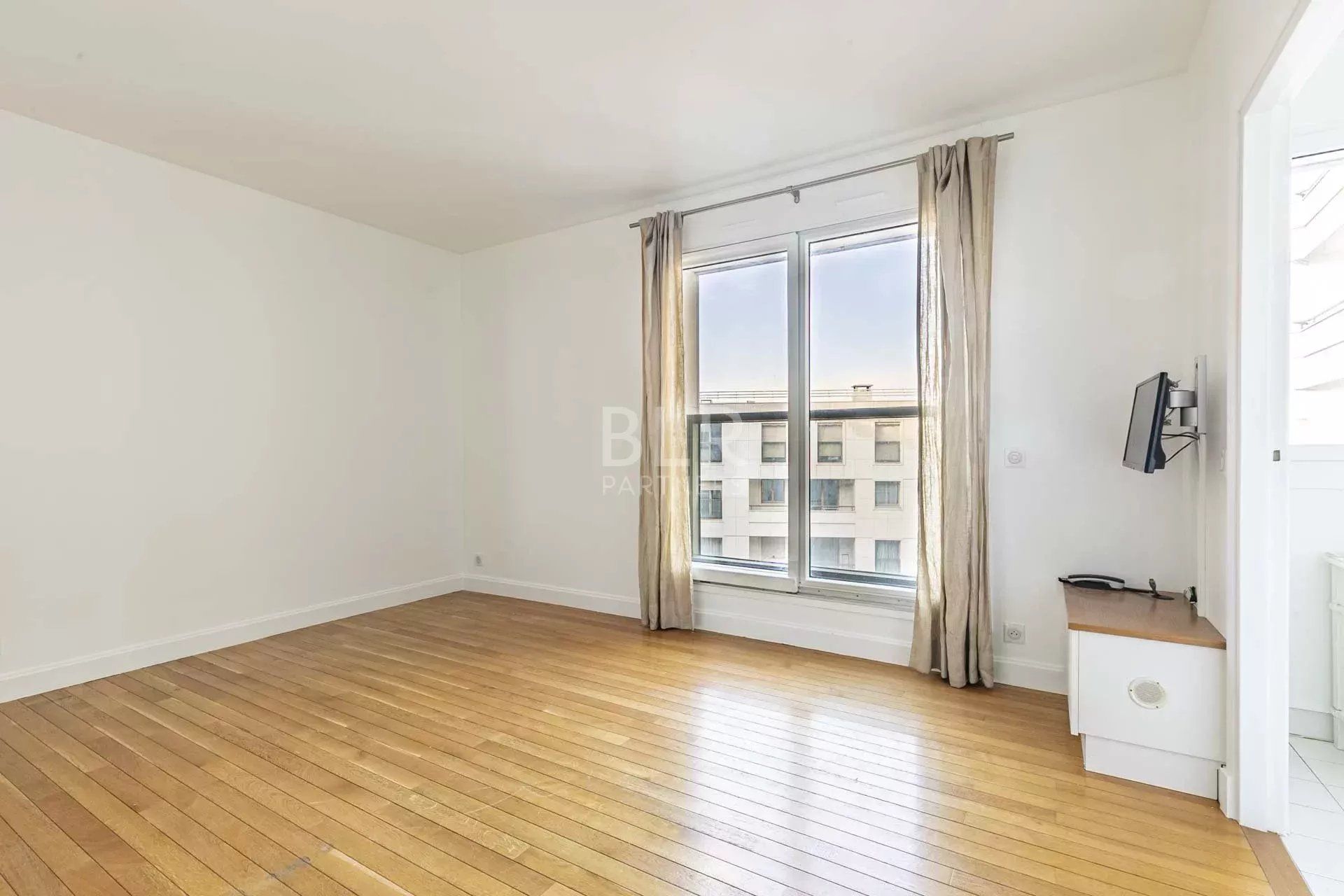 Condominium in Levallois-Perret, Ile-de-France 11217333