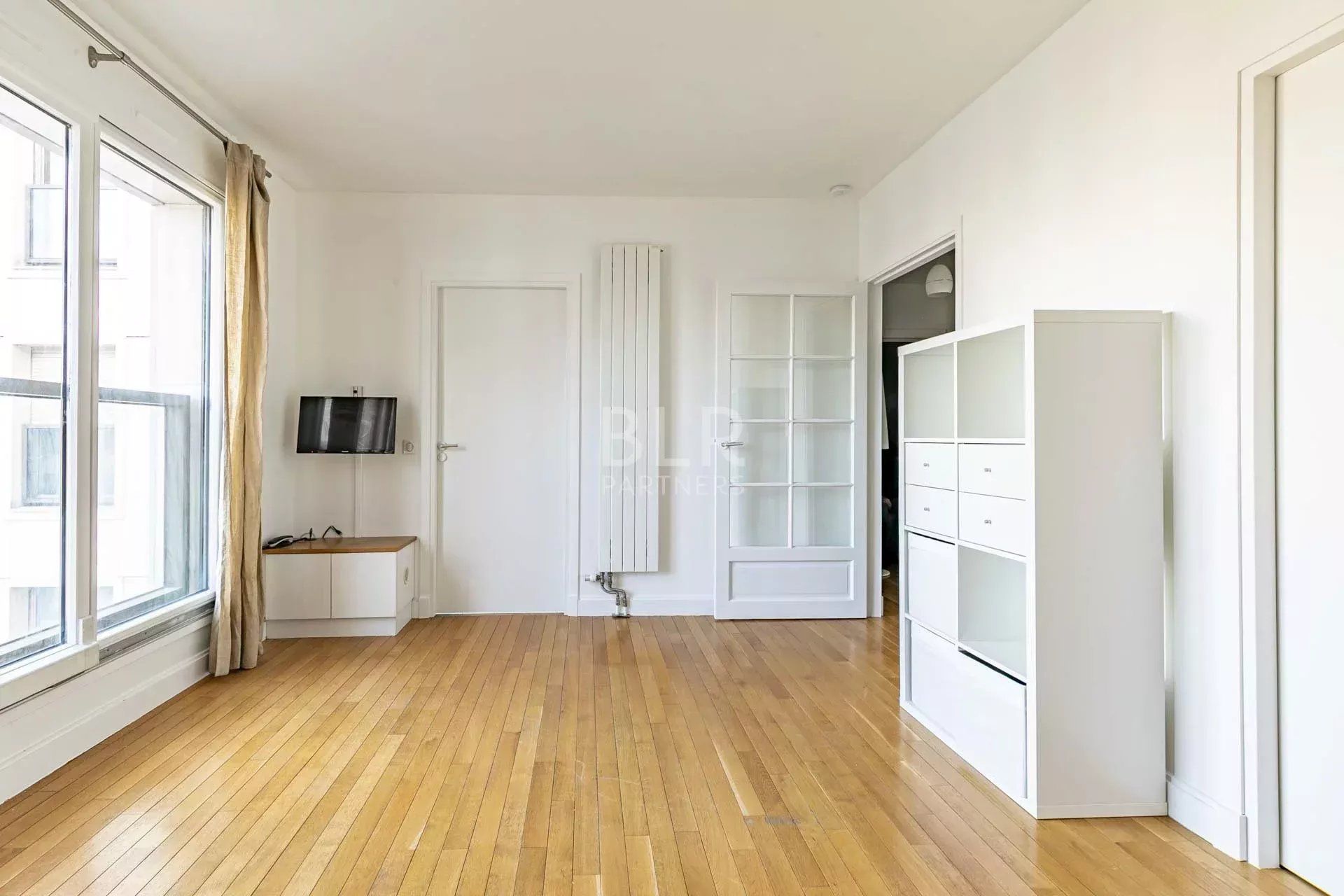 Condominium in Levallois-Perret, Ile-de-France 11217333