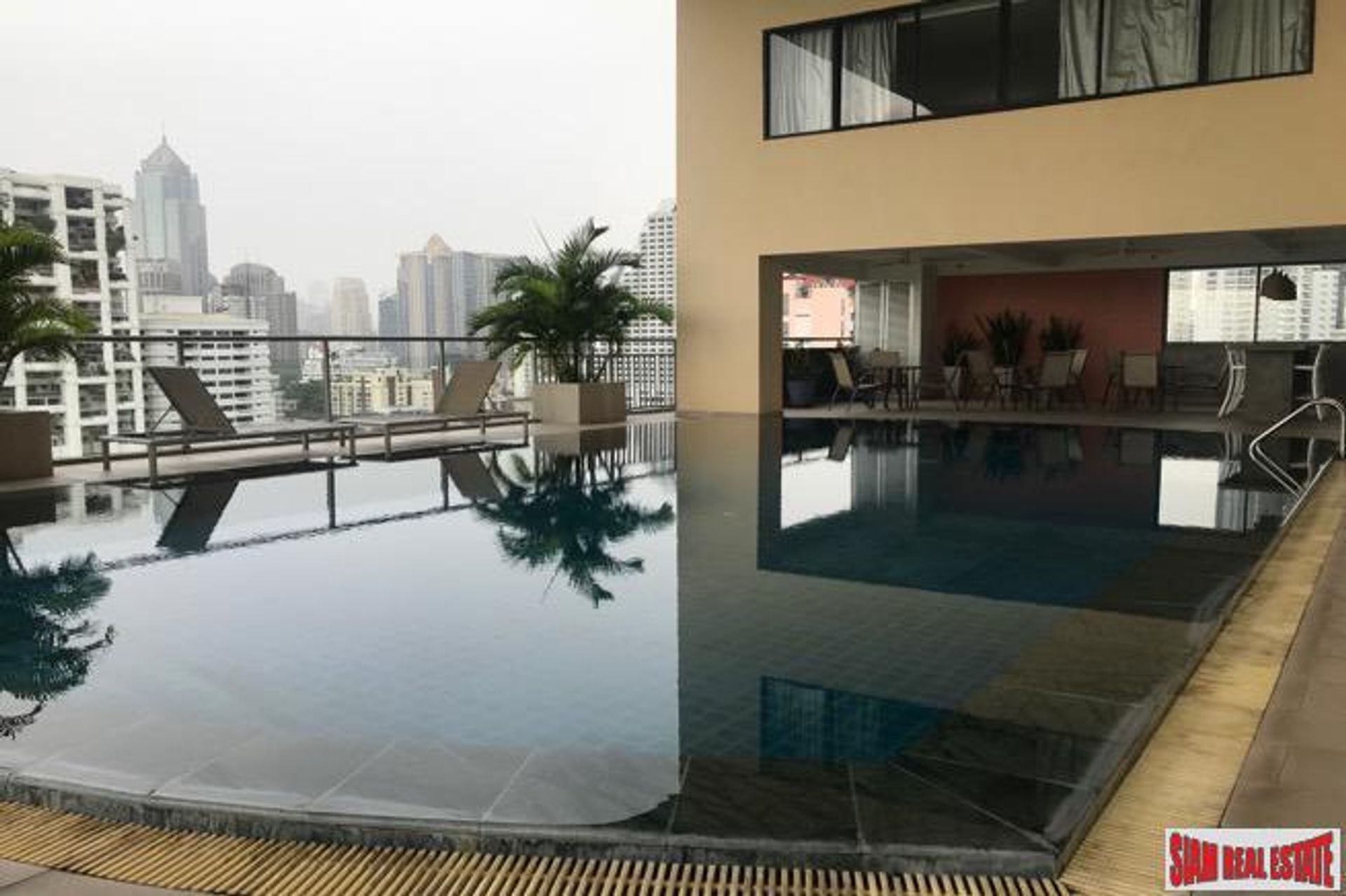 Condominio en Khlong Toei, Krung Thep Maha Nakhon 11220325